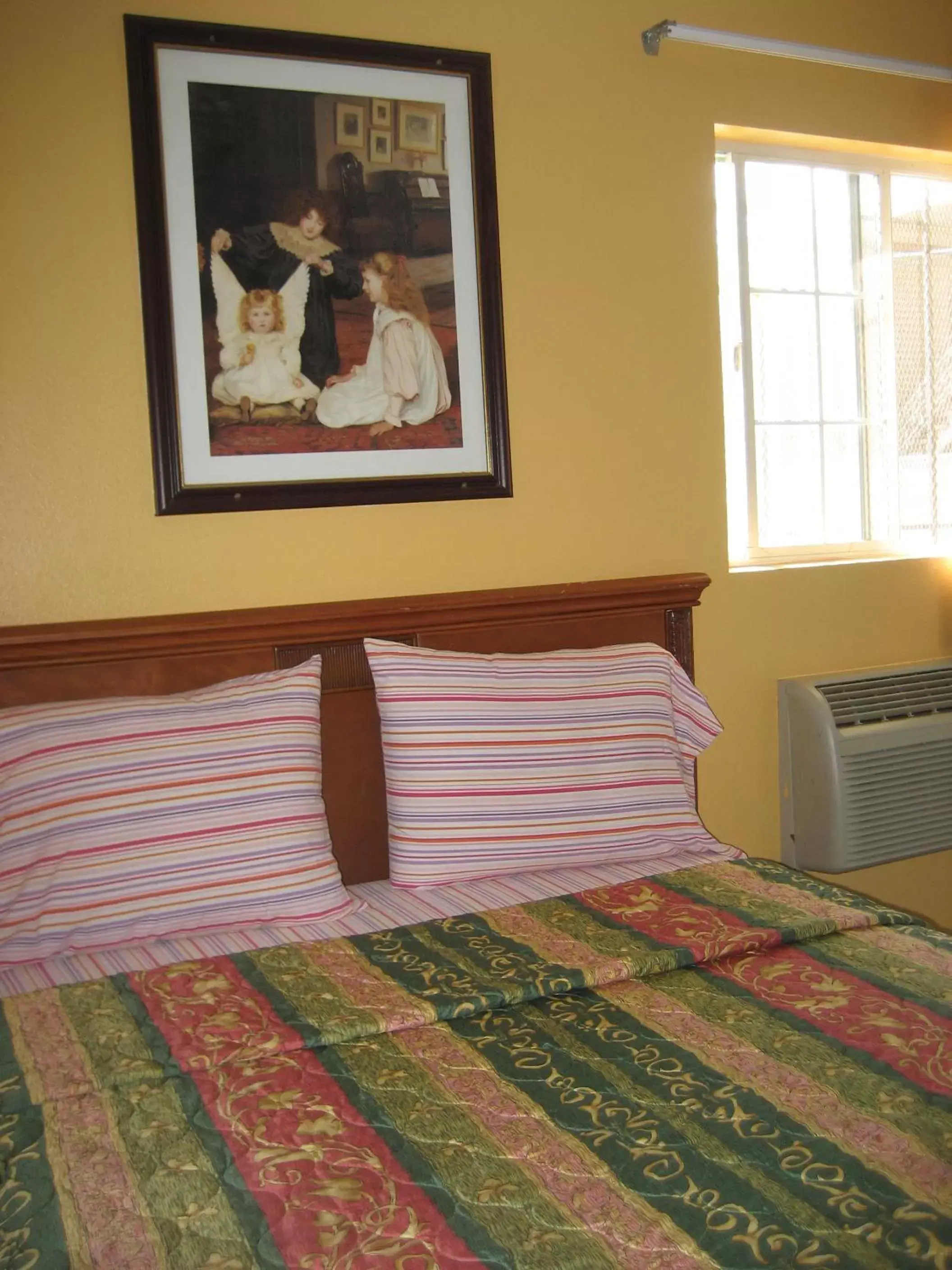 Bed in Walls Motel Long Beach
