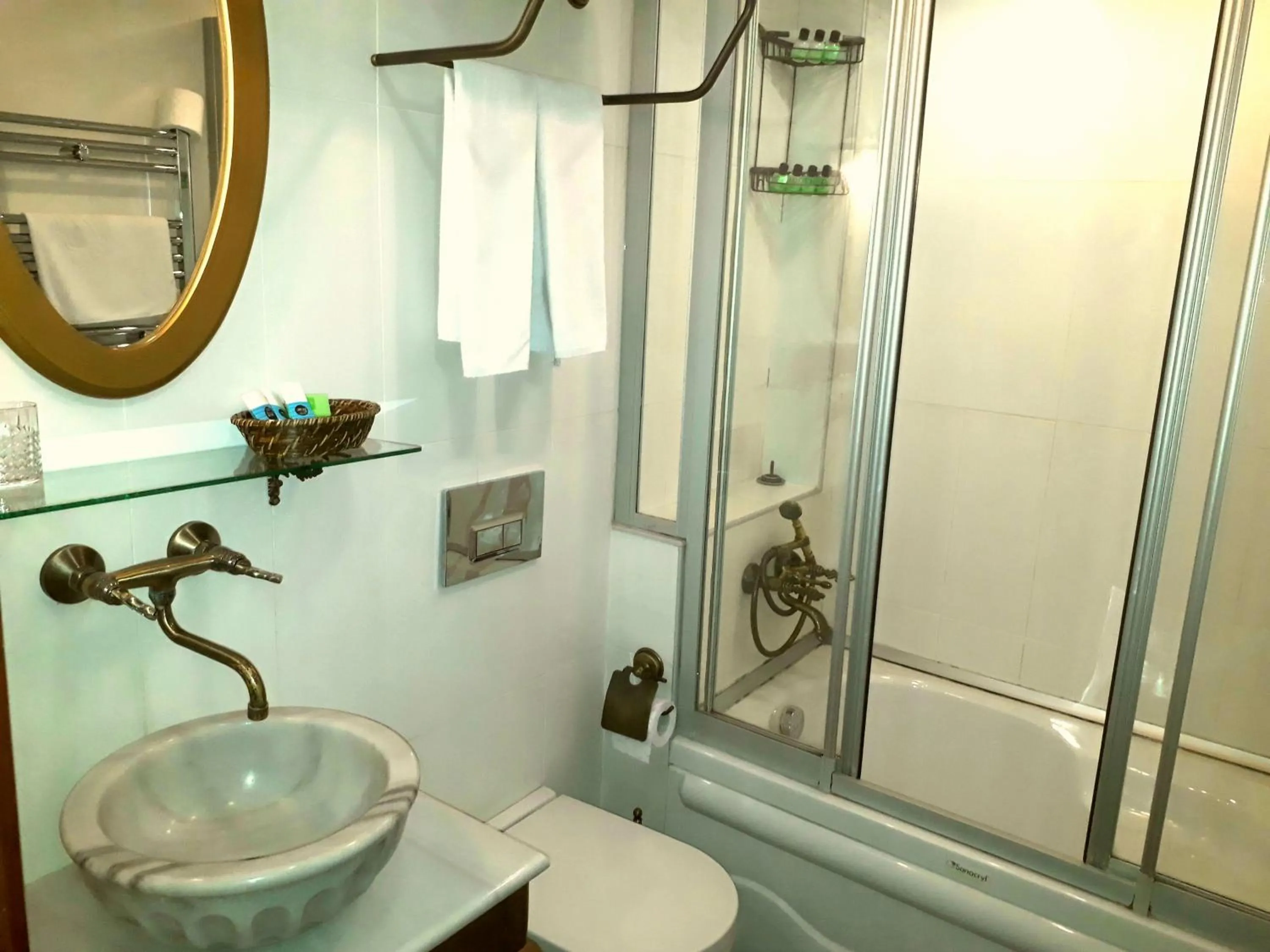 Shower in Merial Hotel Sultanahmet