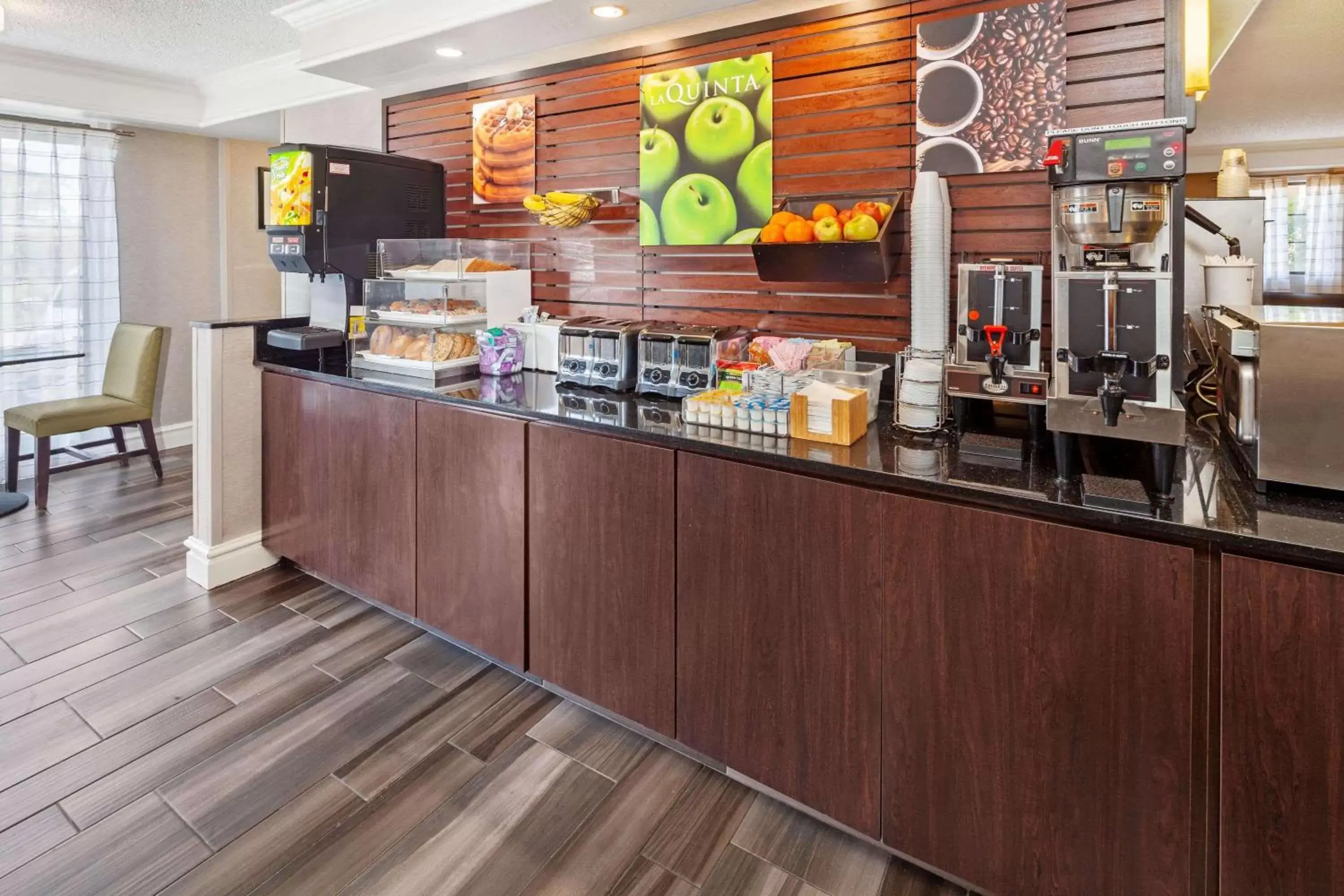 Restaurant/places to eat in La Quinta Inn by Wyndham Ventura