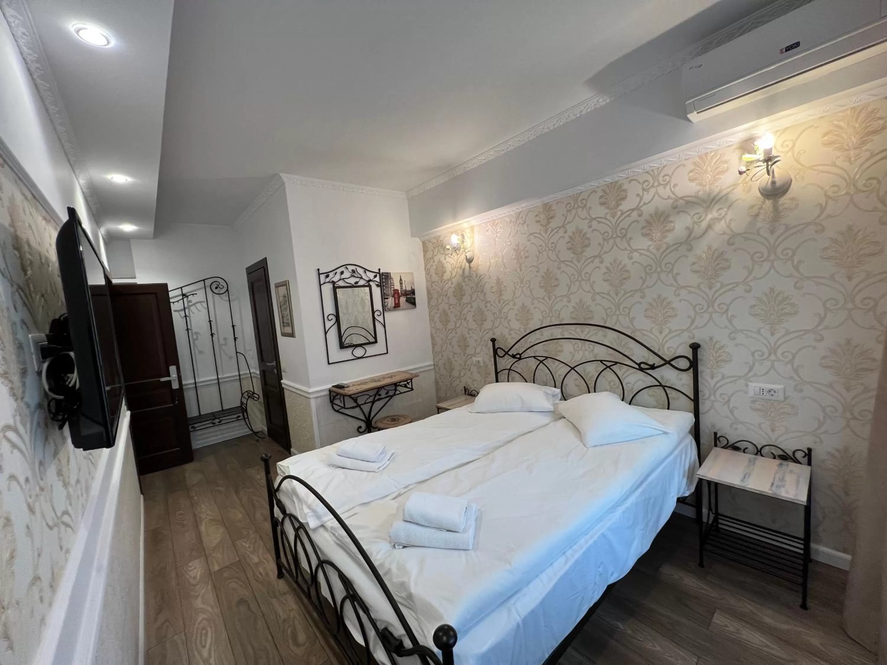 Bed in Hotel Boutique Cathedral Plaza Residences room for rent downtown