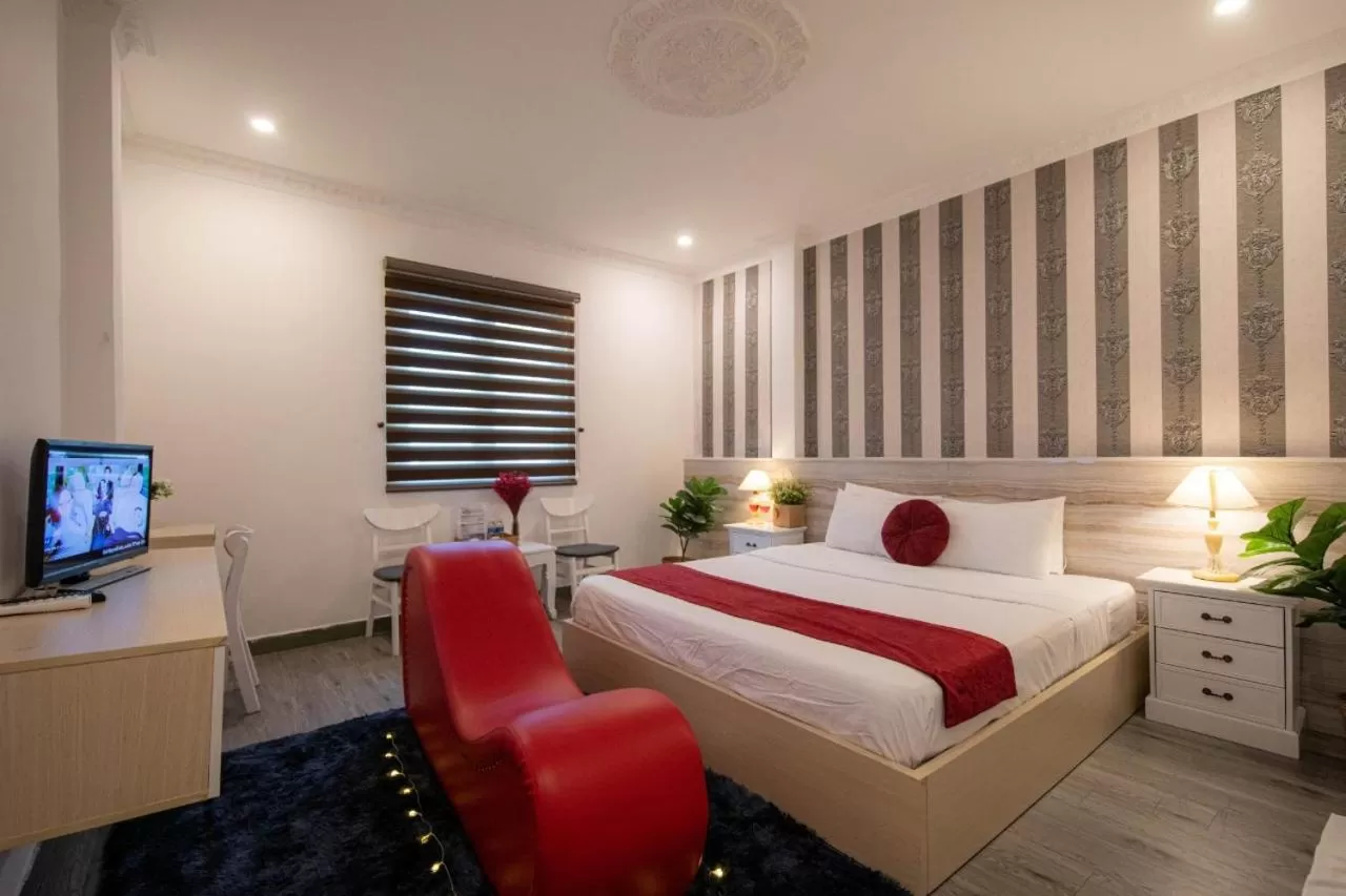 Communal lounge/ TV room, Bed in Ben Thanh Station Hotel