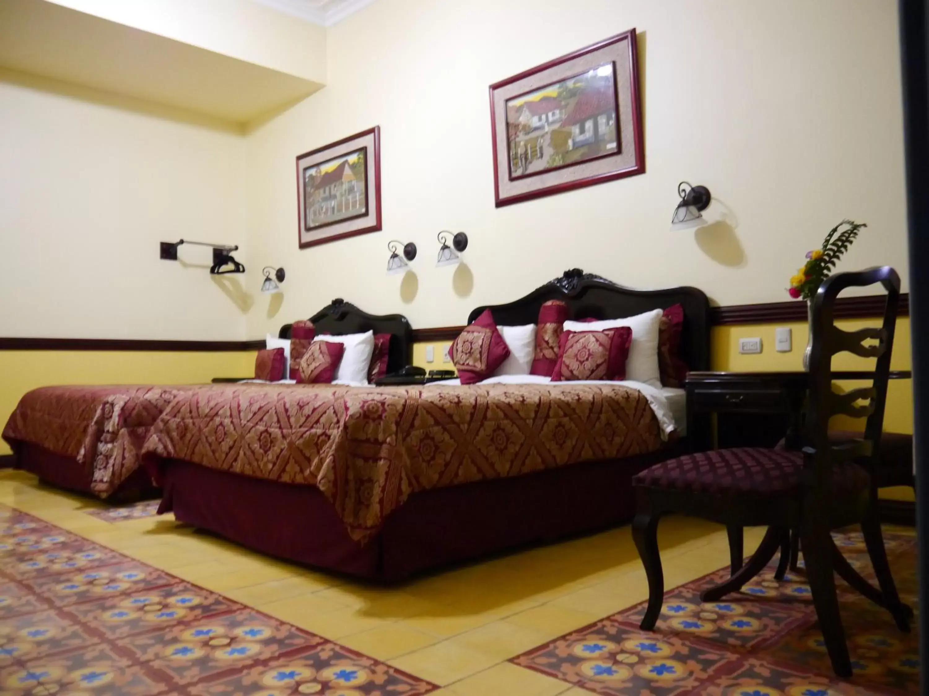 Bed, Seating Area in Hotel Santo Tomas / Historical Property