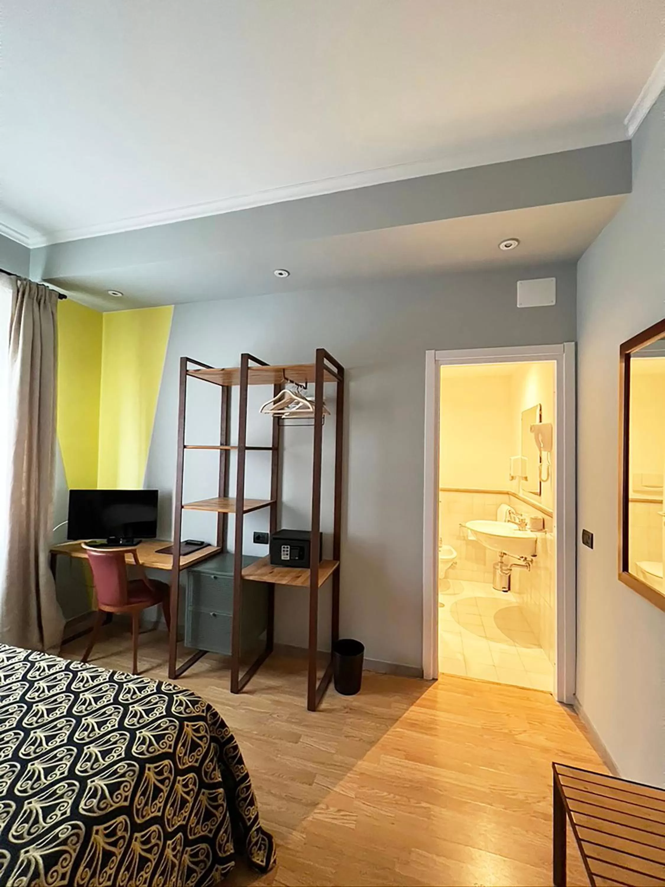 Bathroom, Bed in Hotel King