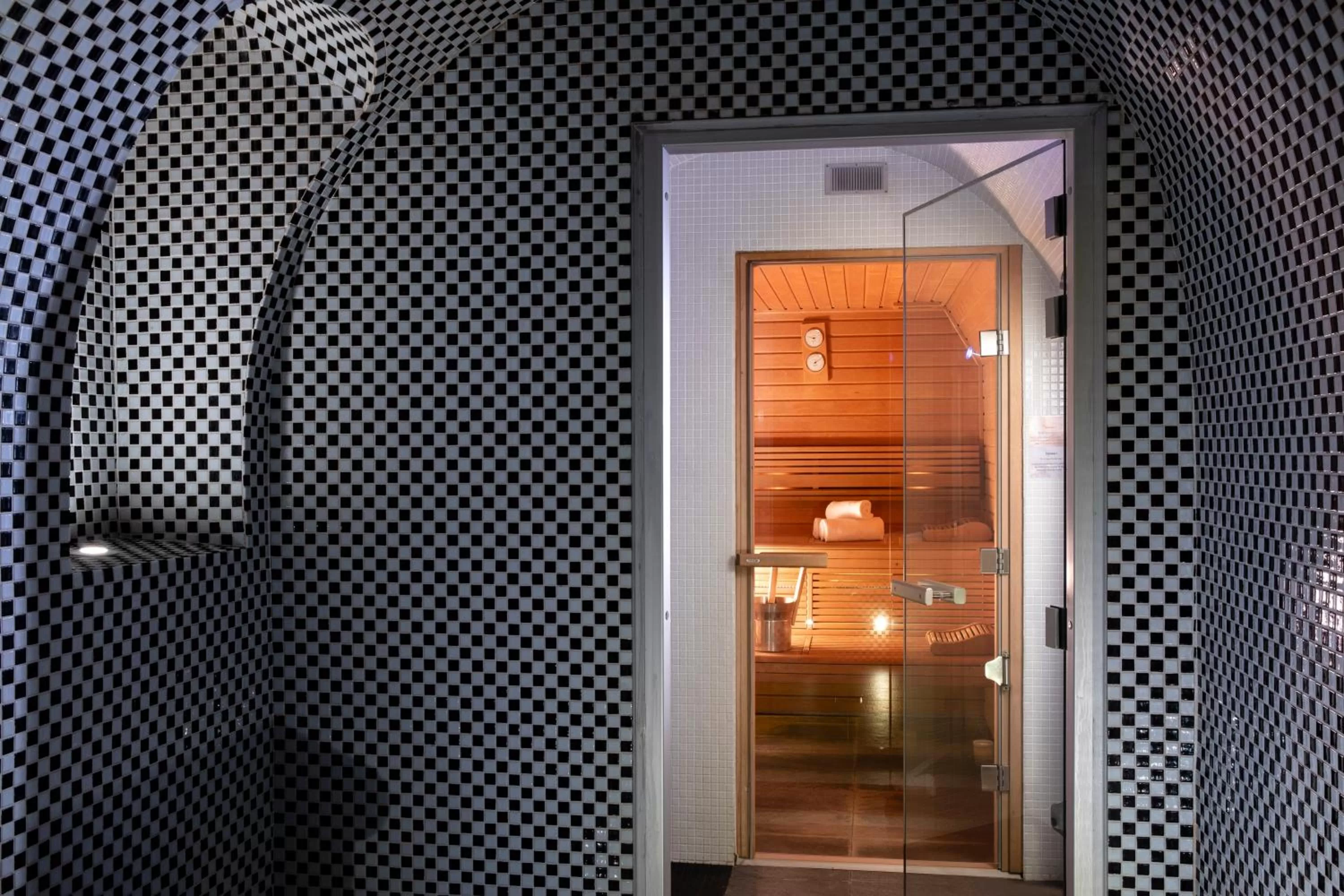 Sauna, Bed in Hôtel Marais Hôme