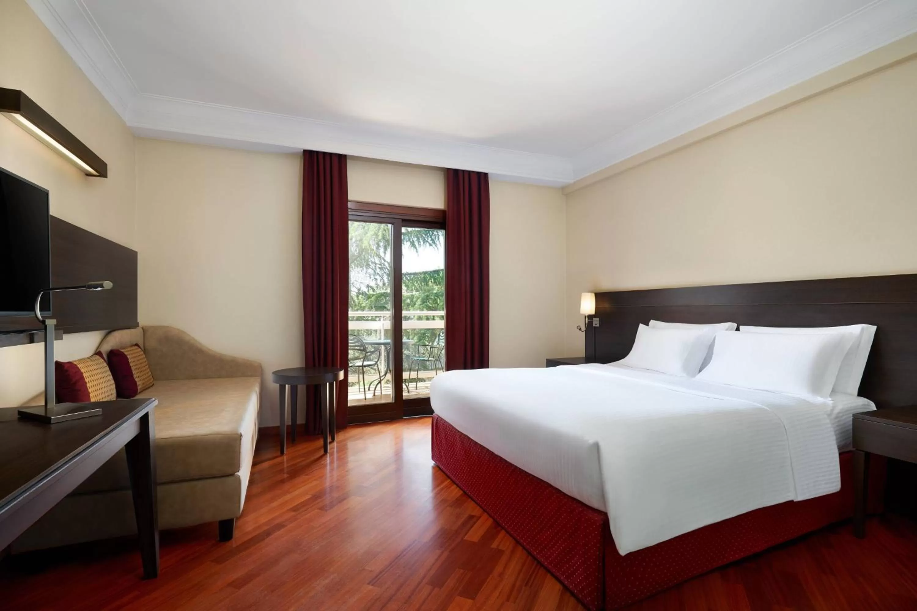 Photo of the whole room, Bed in Courtyard by Marriott Rome Central Park