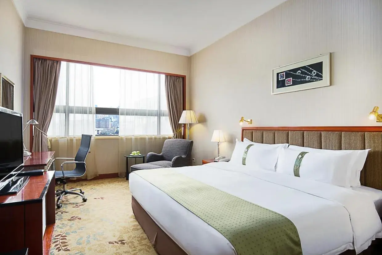Bed in Holiday Inn Zhengzhou Zhongzhou, an IHG Hotel