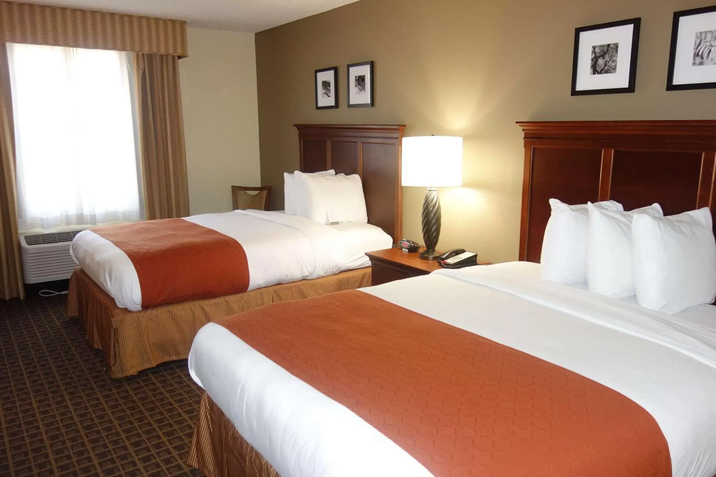 Photo of the whole room, Bed in Country Inn & Suites by Radisson, Lawrenceville, GA