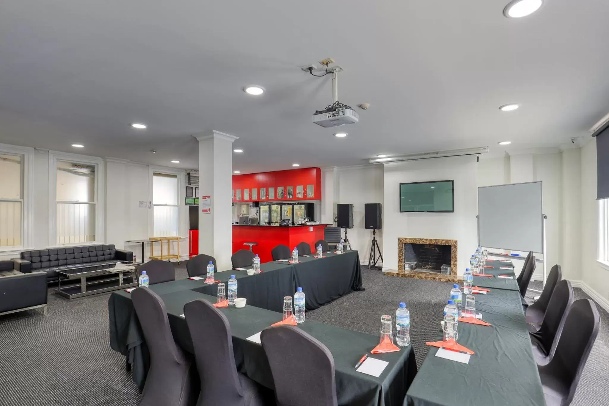 Meeting/conference room, Restaurant/Places to Eat in Ramada by Wyndham, Hamilton City Center