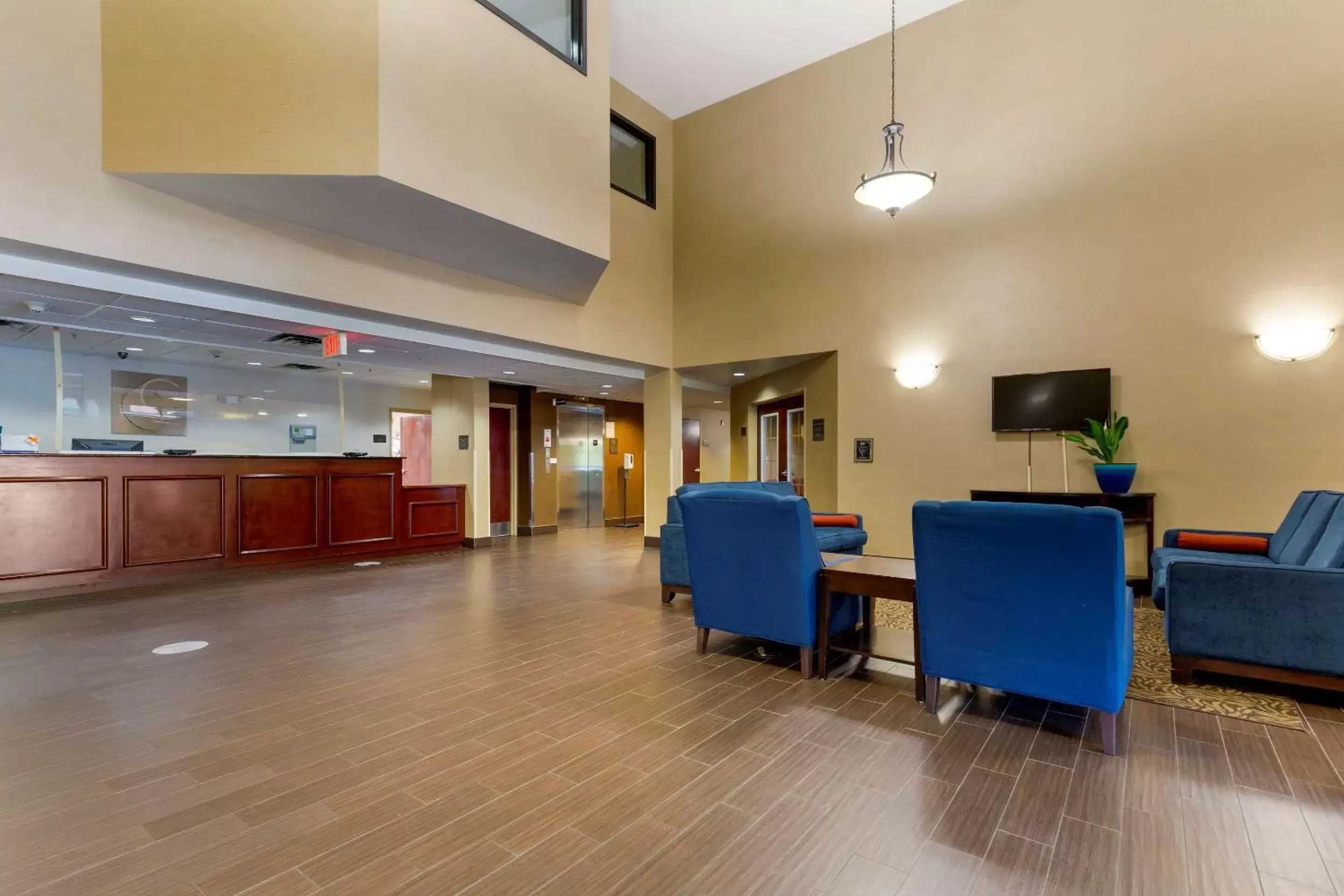 Lobby or reception in Comfort Inn & Suites Cambridge