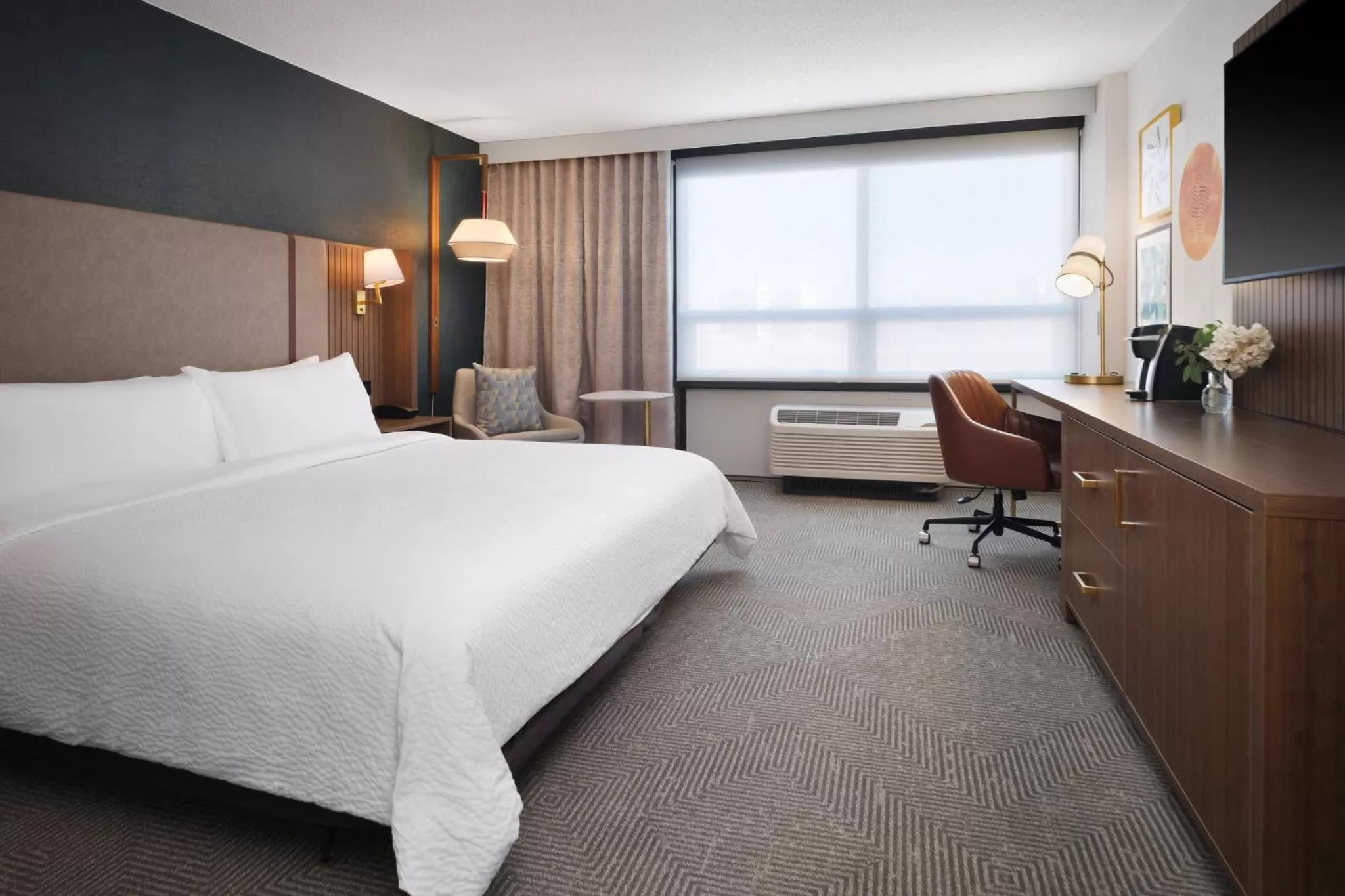 Photo of the whole room, Bed in Holiday Inn Chicago O'Hare - Rosemont by IHG