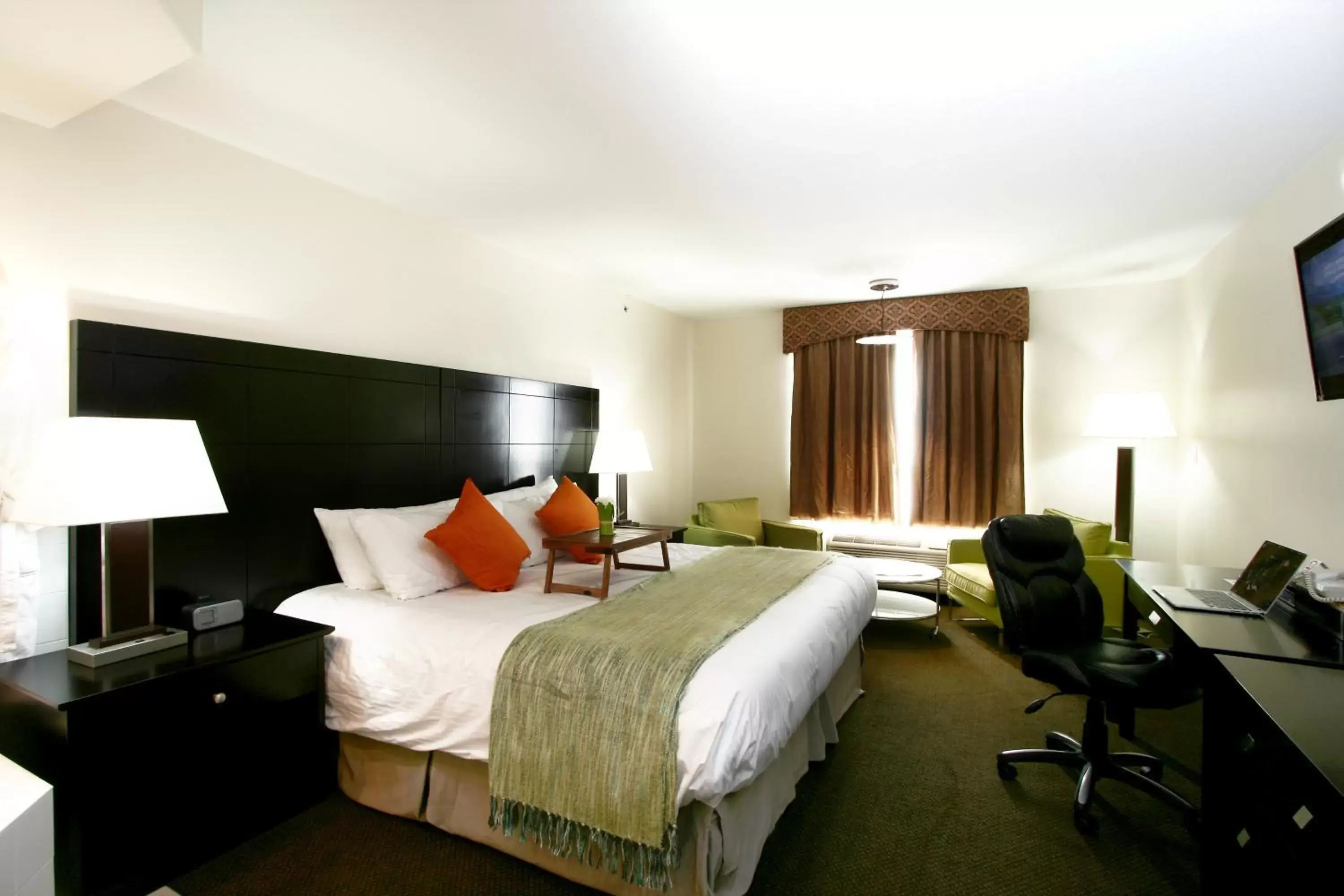 Photo of the whole room, Bed in Foxwood Inn & Suites Drayton Valley