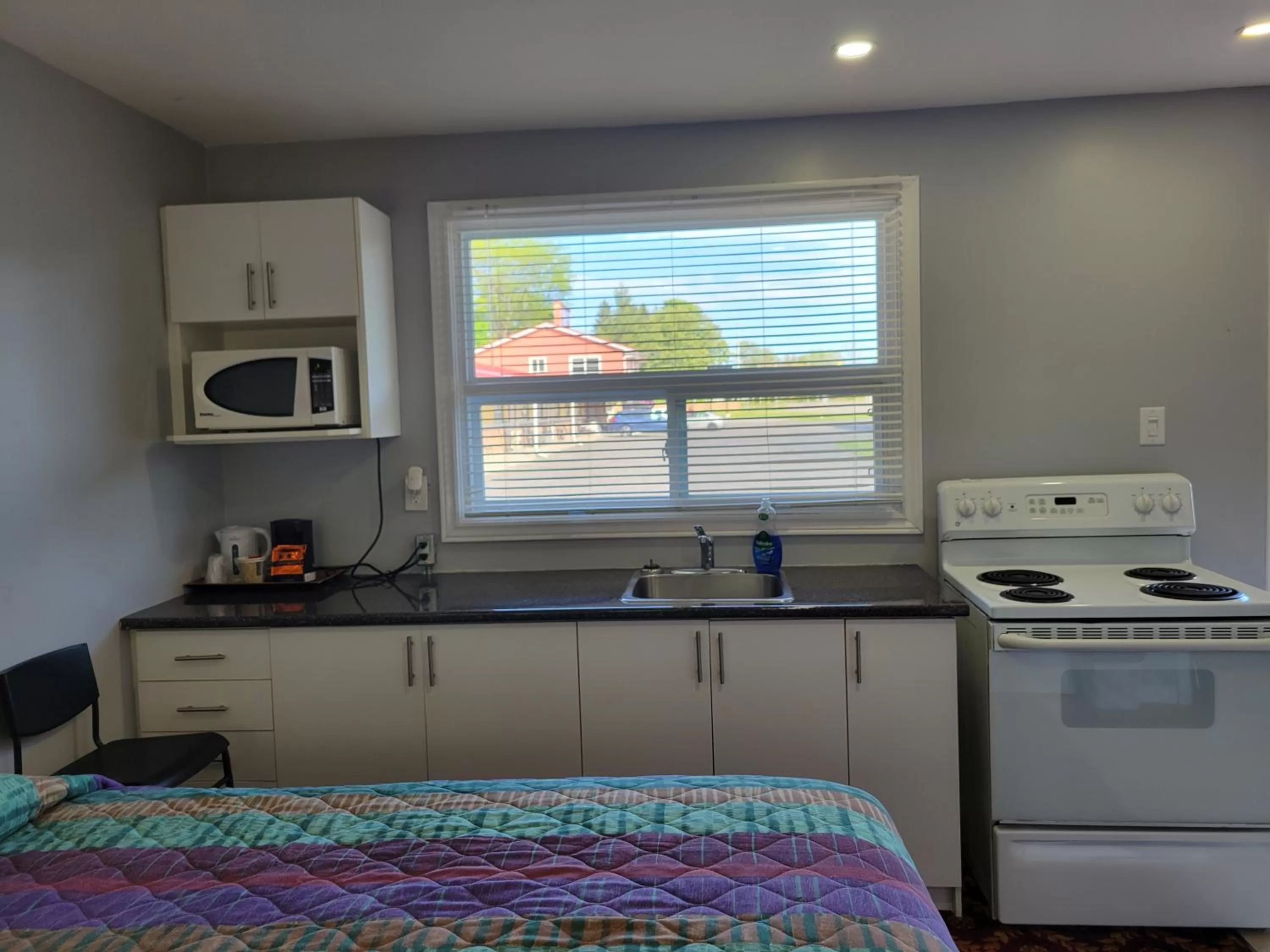 Kitchen or kitchenette in Knights Inn Cobourg