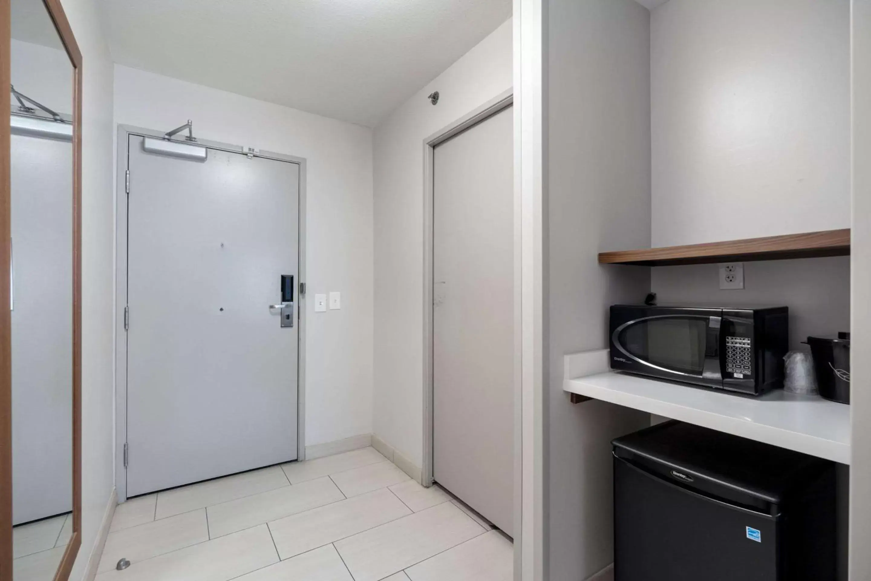 Bedroom, Bathroom in Sleep Inn & Suites Tempe ASU Campus