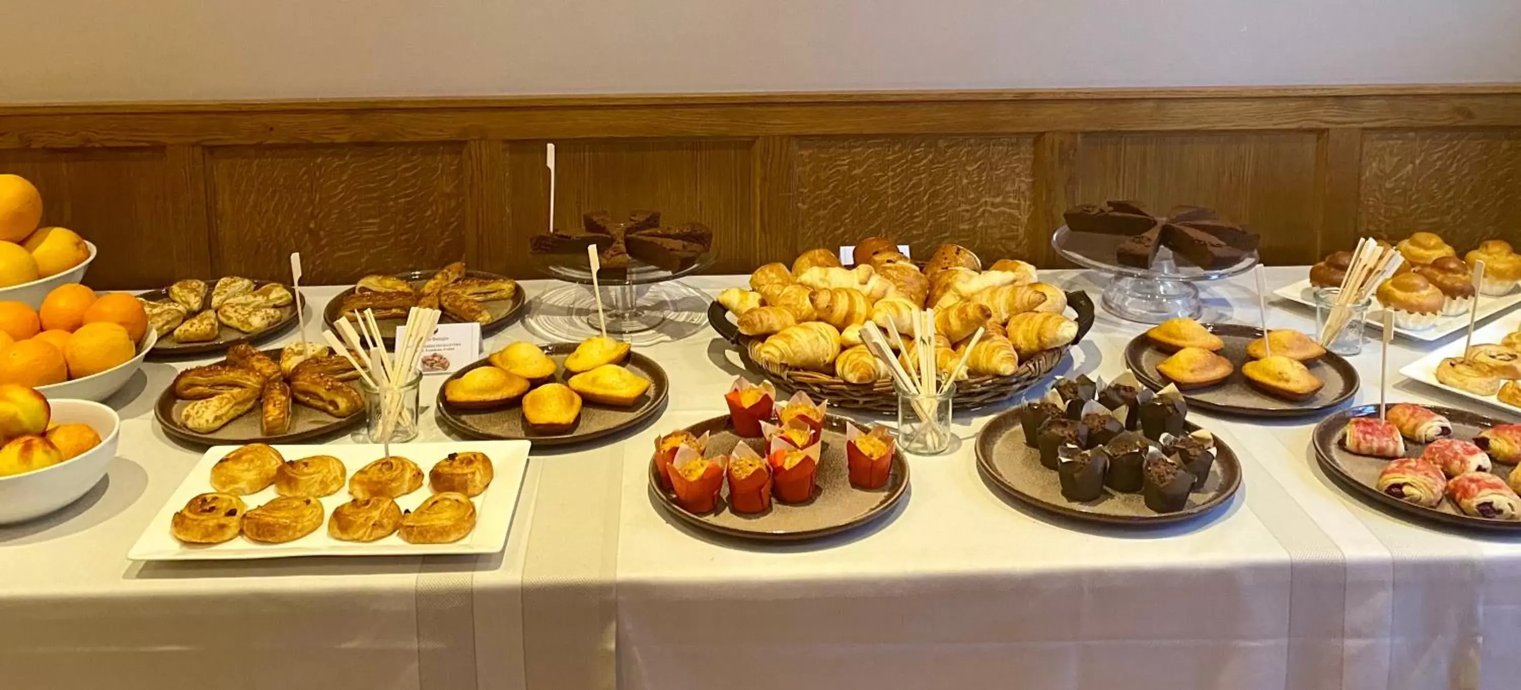 Continental breakfast in L'écu de Bretagne