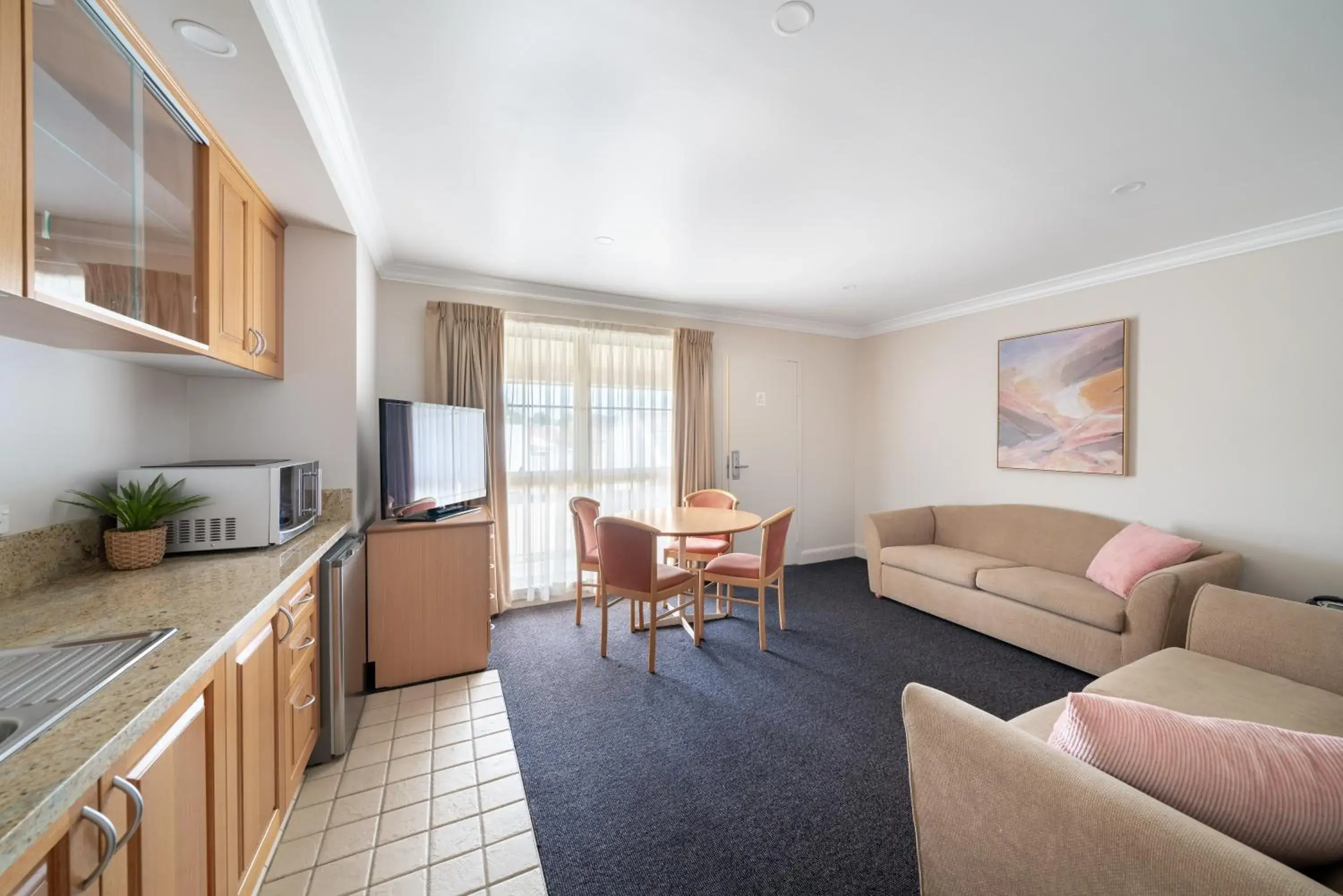 Kitchen or kitchenette, Seating Area in Heritage Inn Bathurst