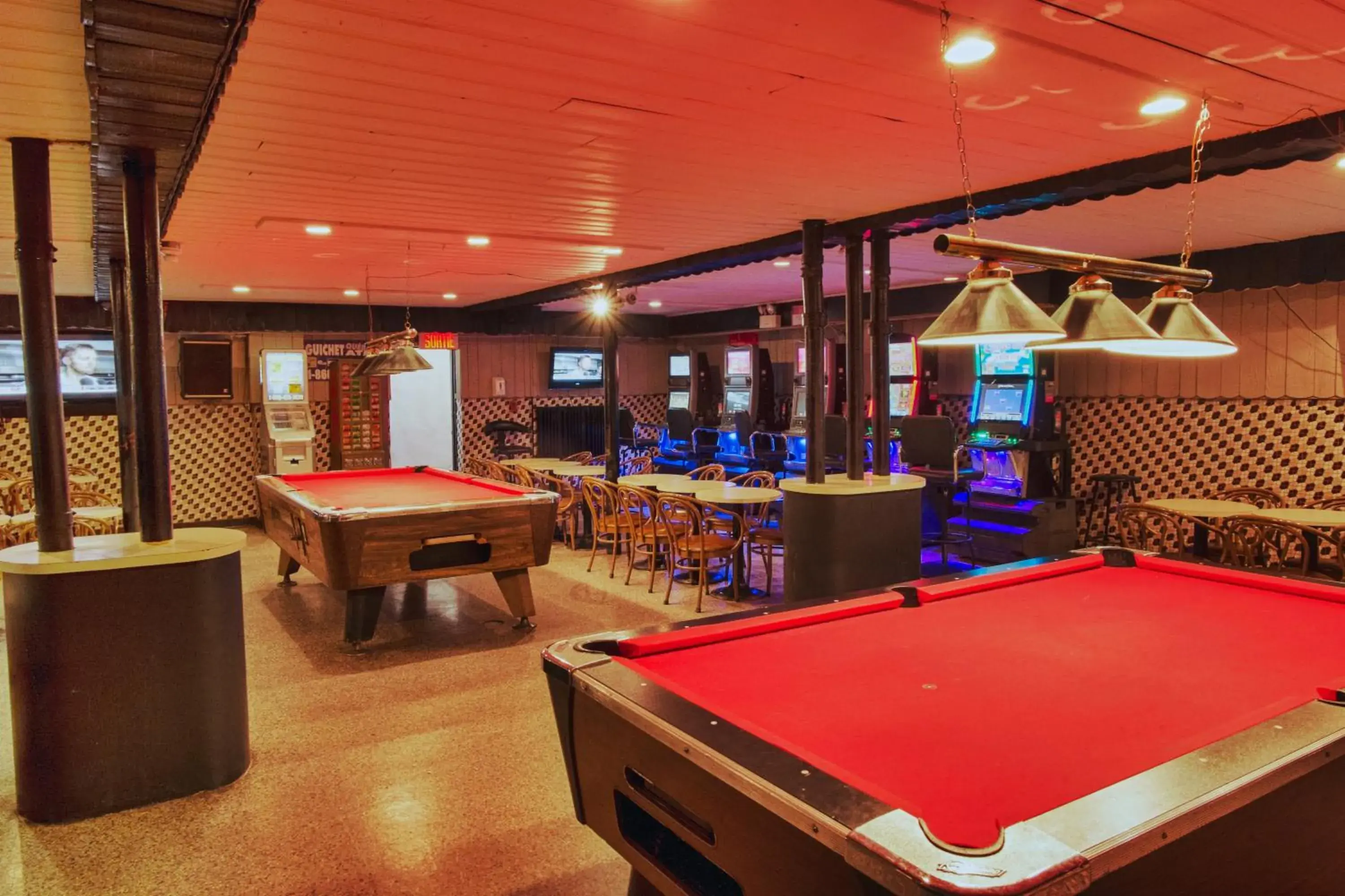 Lounge or bar, Billiards in Hotel Le Plaza