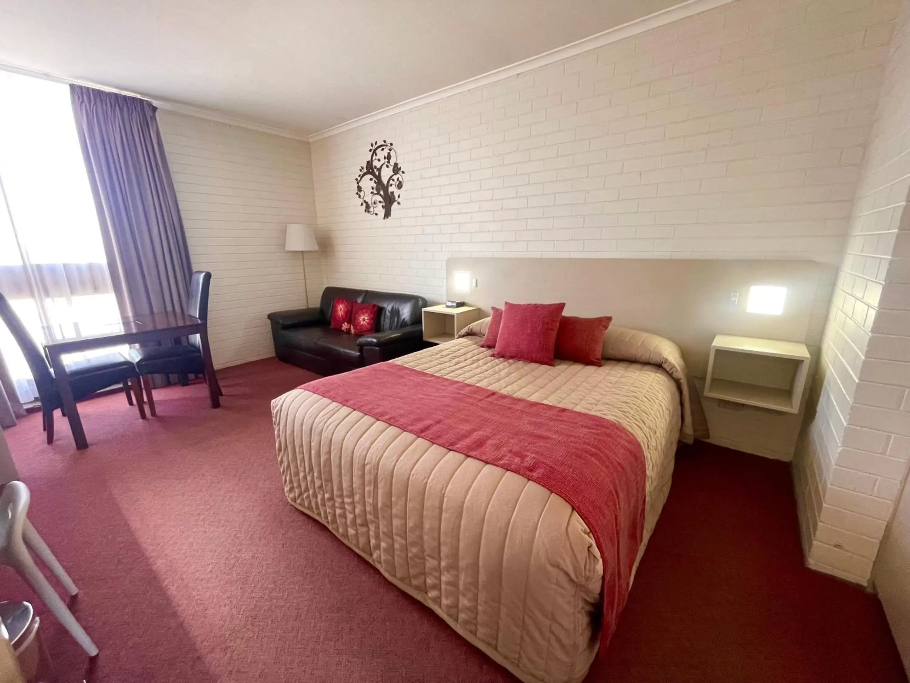 Photo of the whole room, Bed in Goulburn Motor Inn