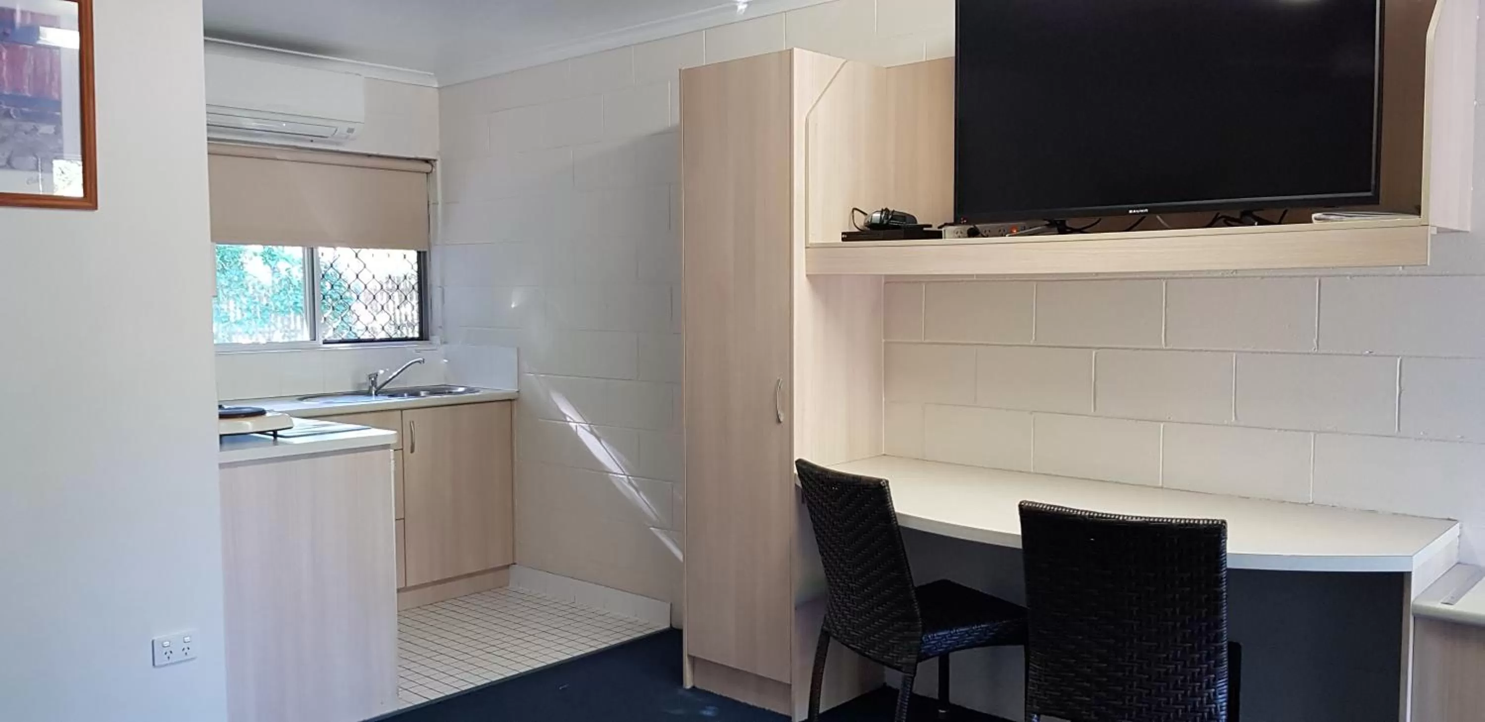 Kitchen or kitchenette in Mango Tree Motel