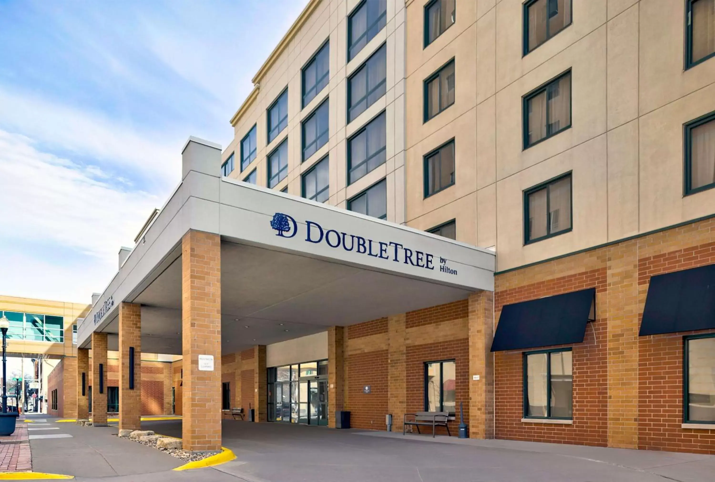 Property building in DoubleTree by Hilton Davenport