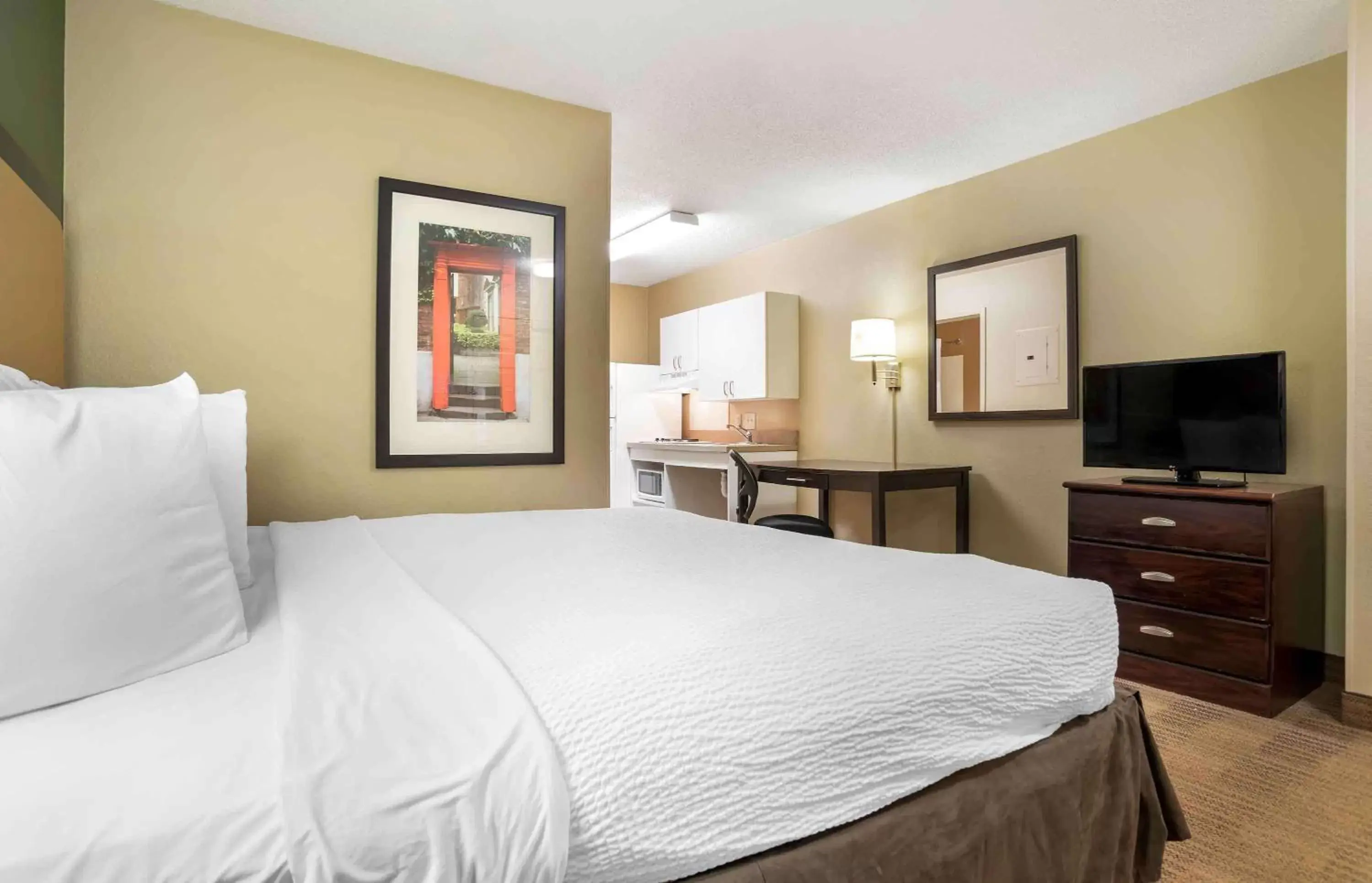 Bedroom, Bed in Extended Stay America Suites - Mobile - Spring Hill