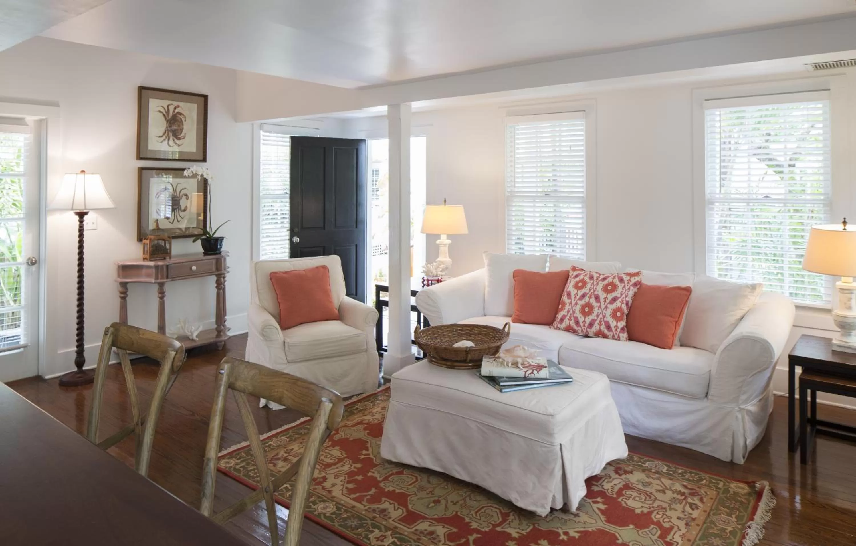 Living room, Bed in Simonton Court Historic Inn & Cottages