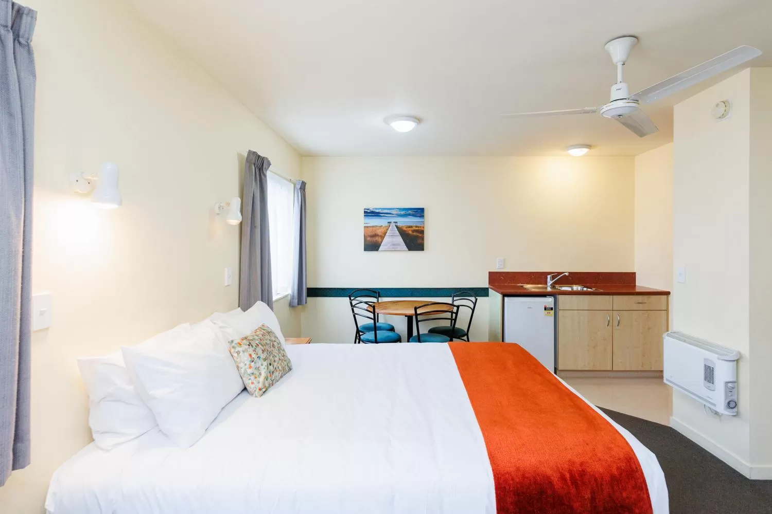 Photo of the whole room, Bed in Bella Vista Motel Palmerston North