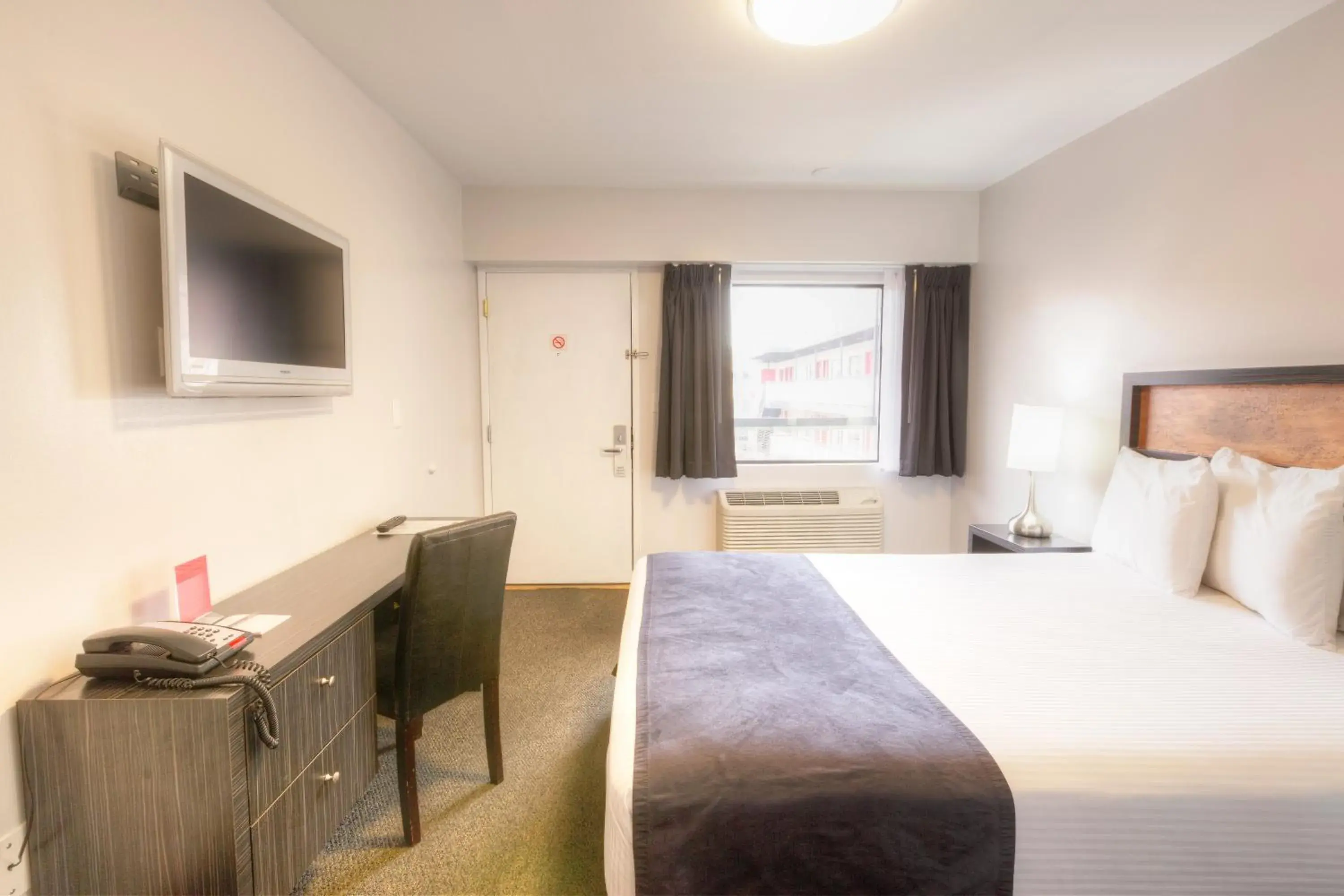 TV and multimedia, Bed in Hotel Ruby TV and multimedia, Bed in Hotel Ruby