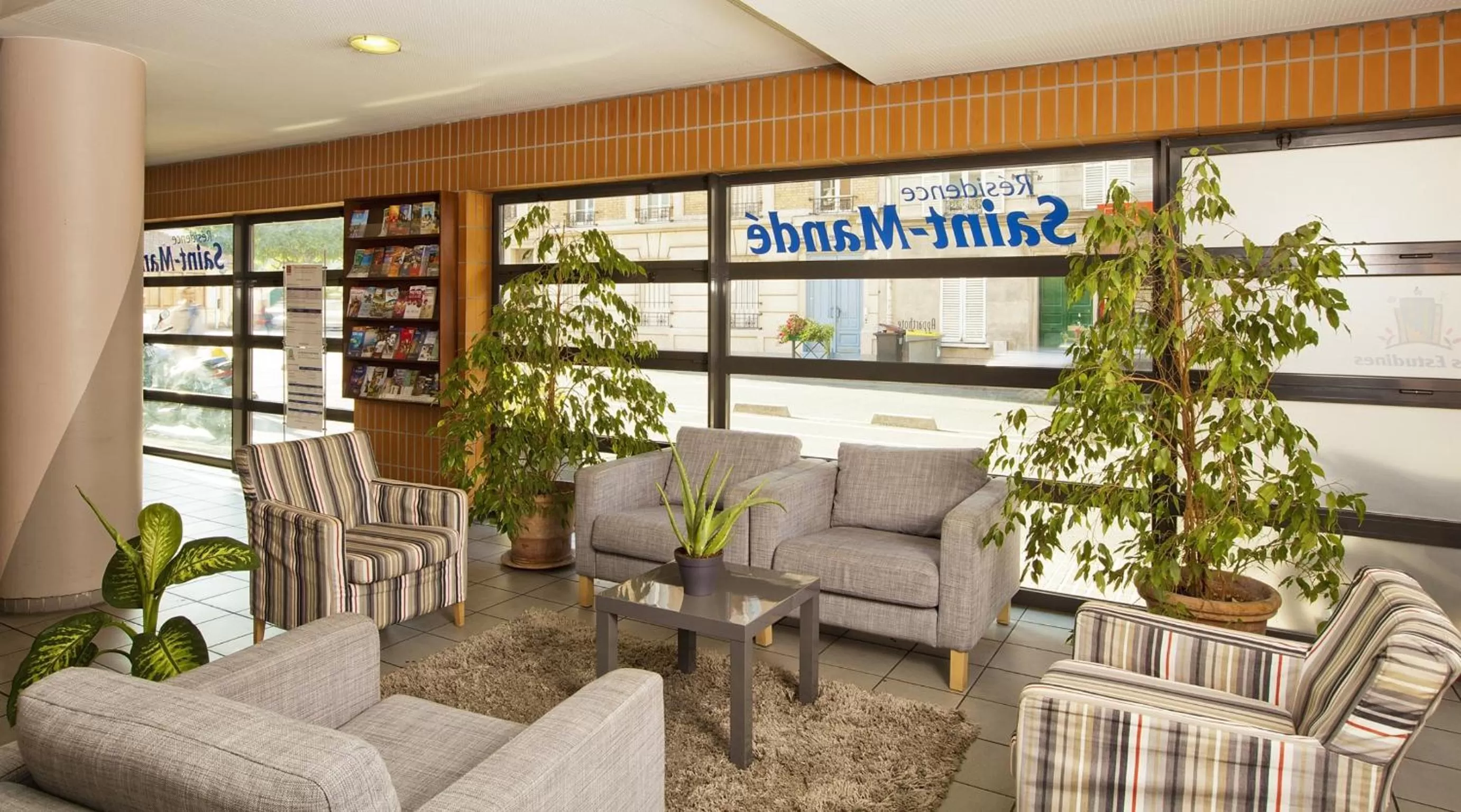 Lobby or reception in Séjours & Affaires Montreuil Saint Mandé