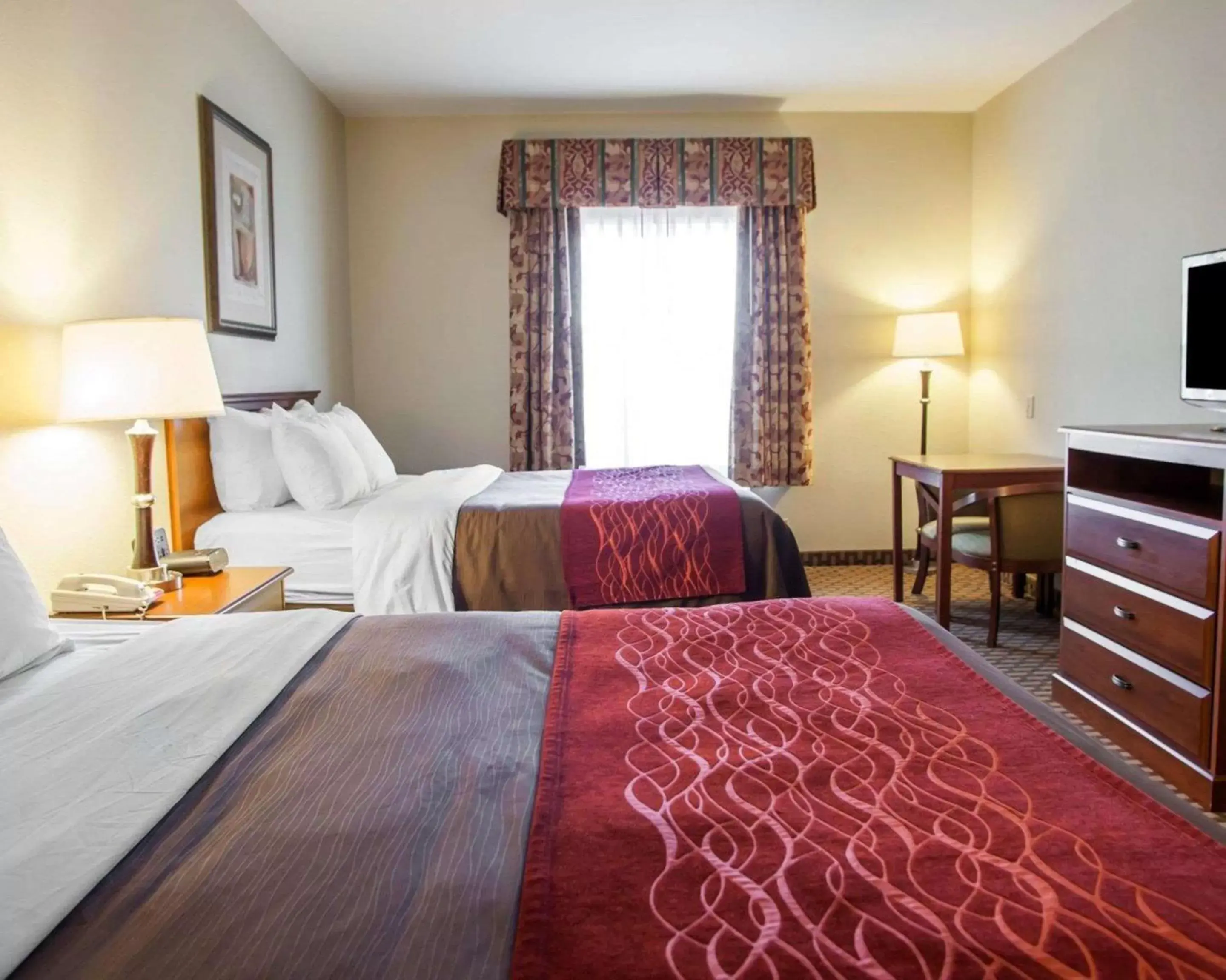 Photo of the whole room, Bed in Comfort Inn & Suites Harrisonville