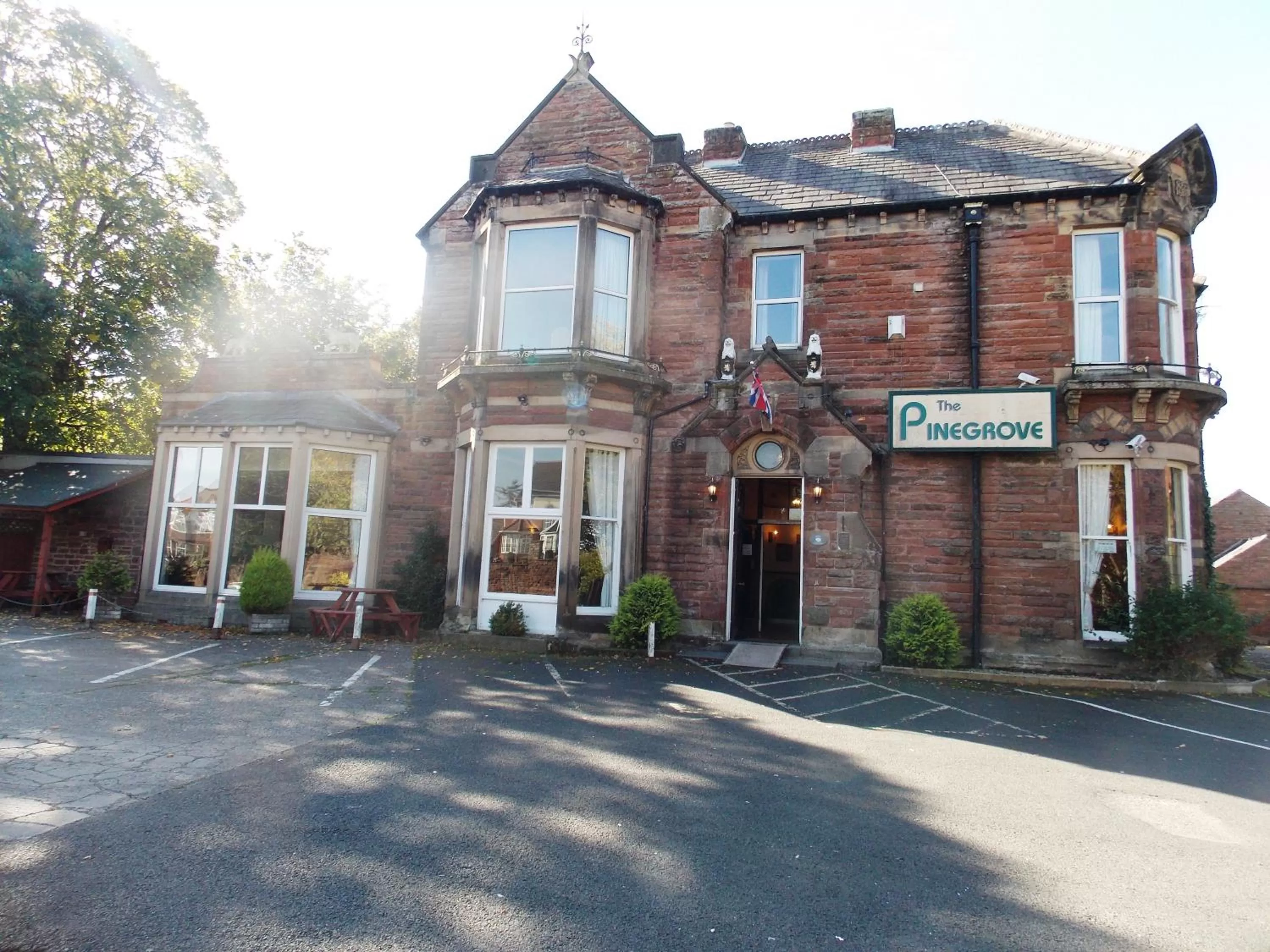 Facade/entrance in Pinegrove Hotel