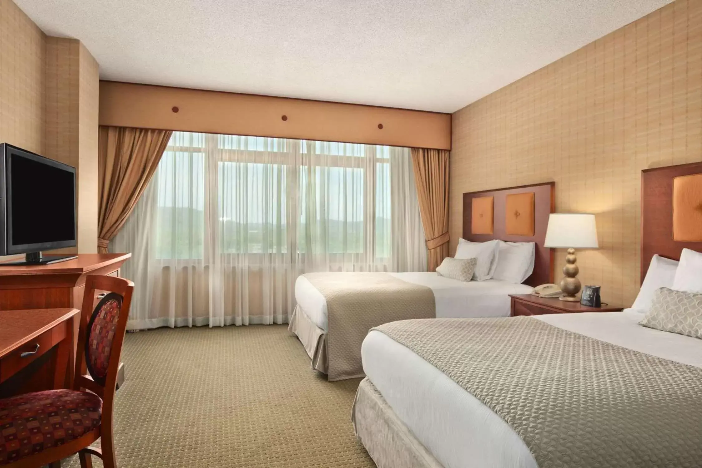 Bed, TV/Entertainment Center in Embassy Suites Hot Springs - Hotel & Spa