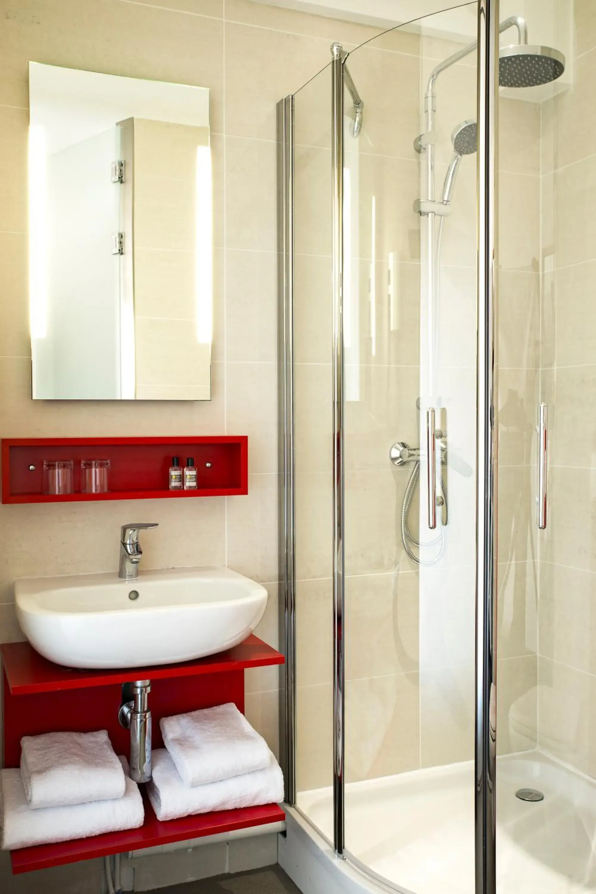 Bathroom in Hôtel Le Père Léon