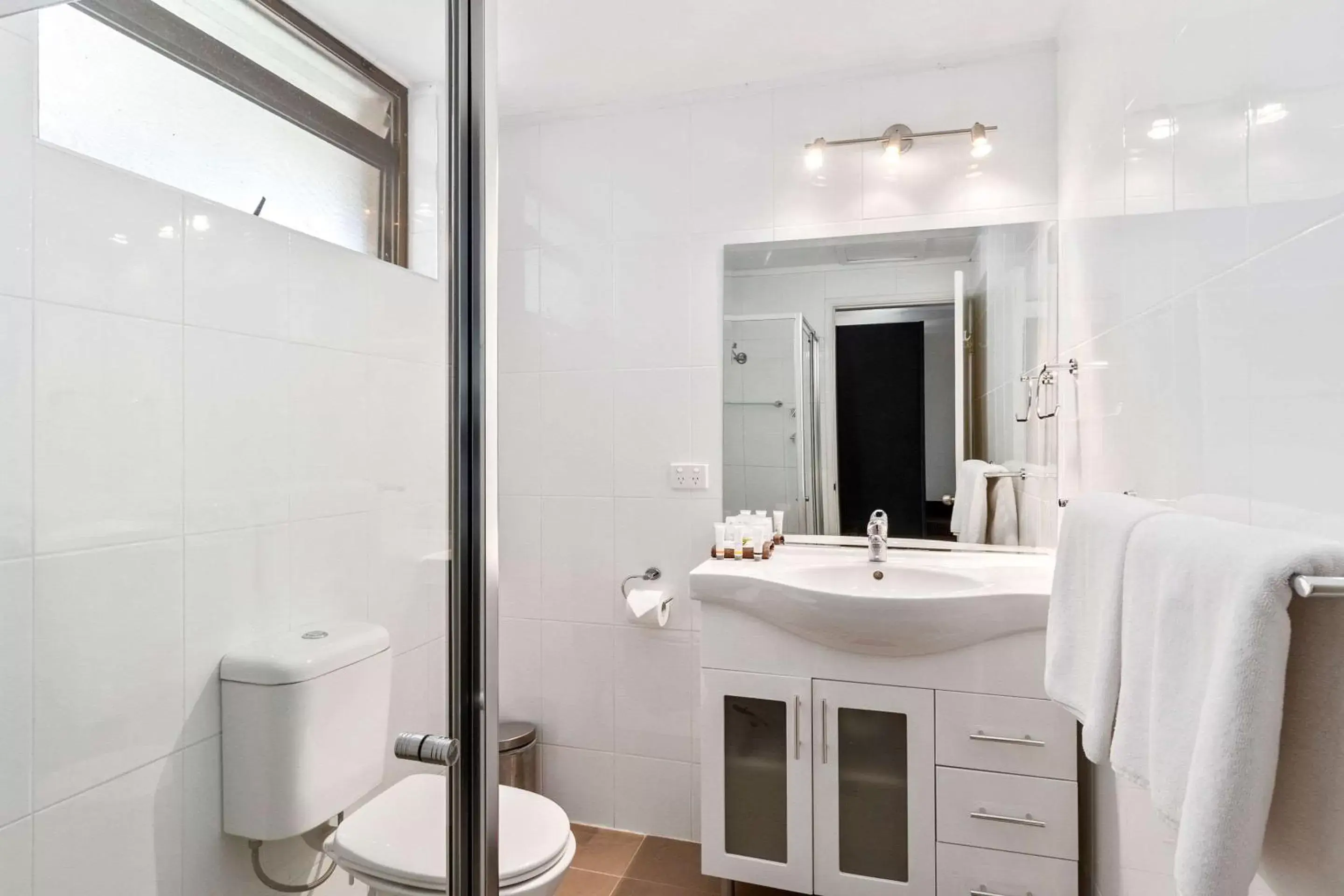 Bathroom in Quality Inn Dubbo International