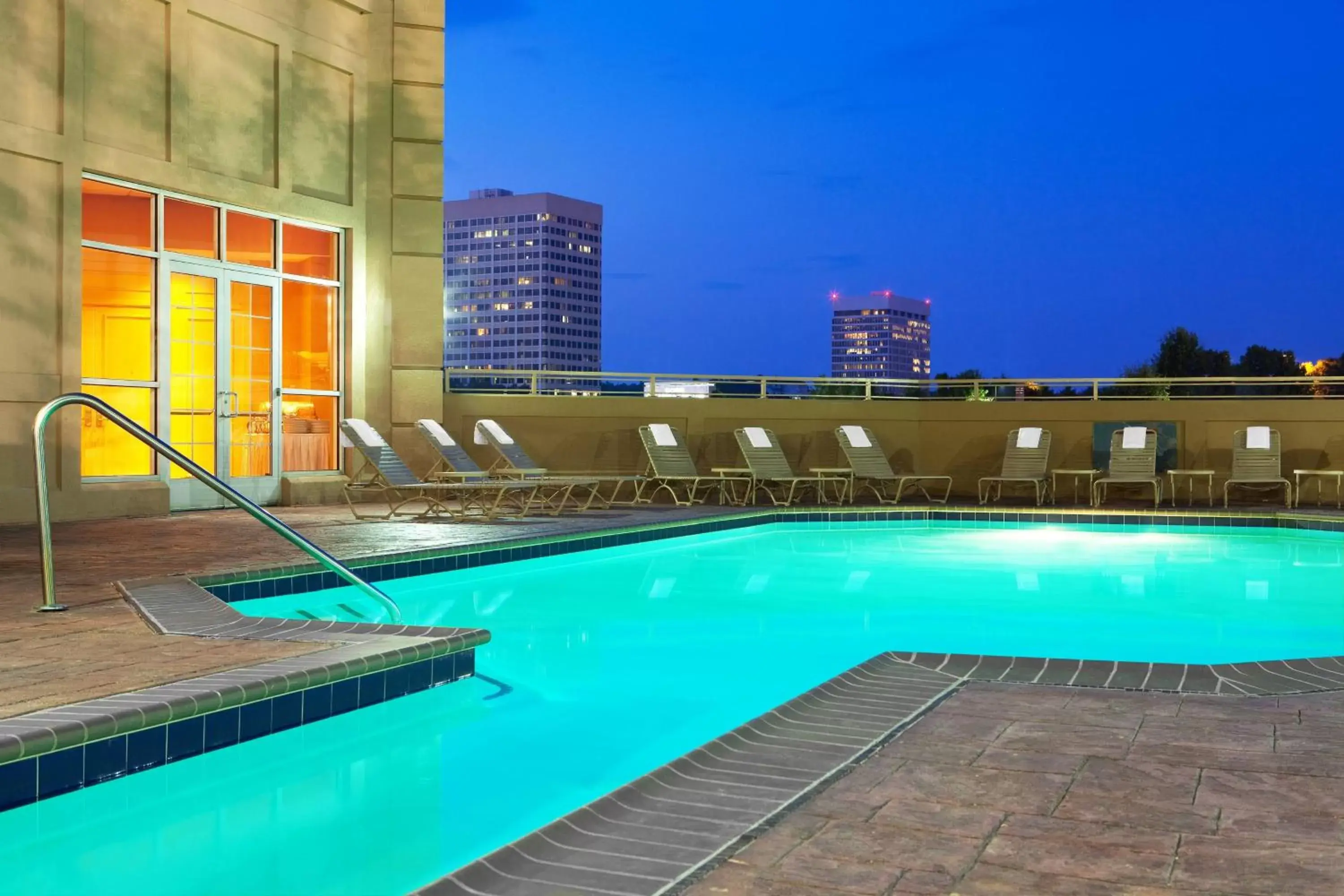 Swimming Pool in Sheraton Suites Galleria Atlanta
