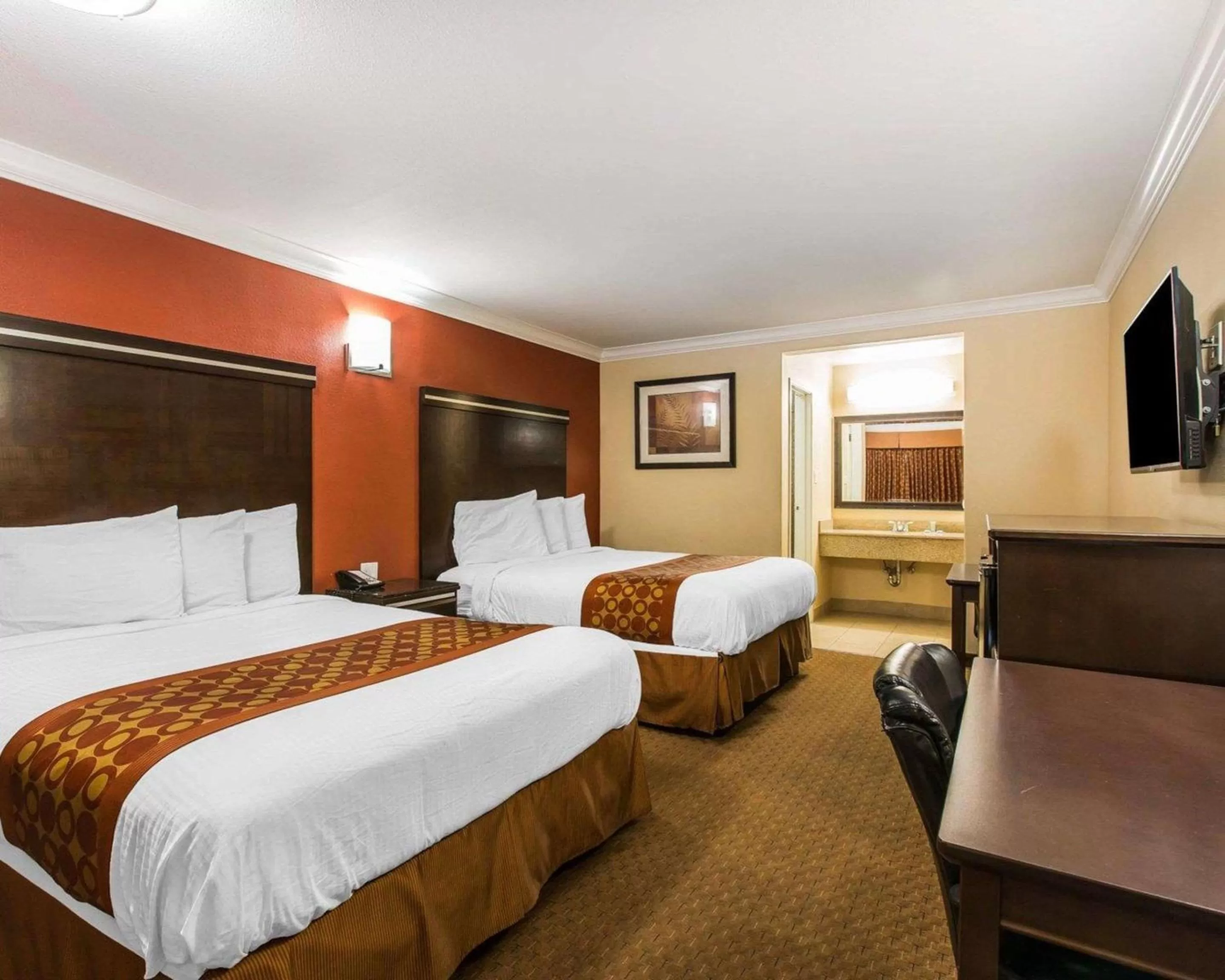 Photo of the whole room, Bed in Rodeway Inn & Suites Corona