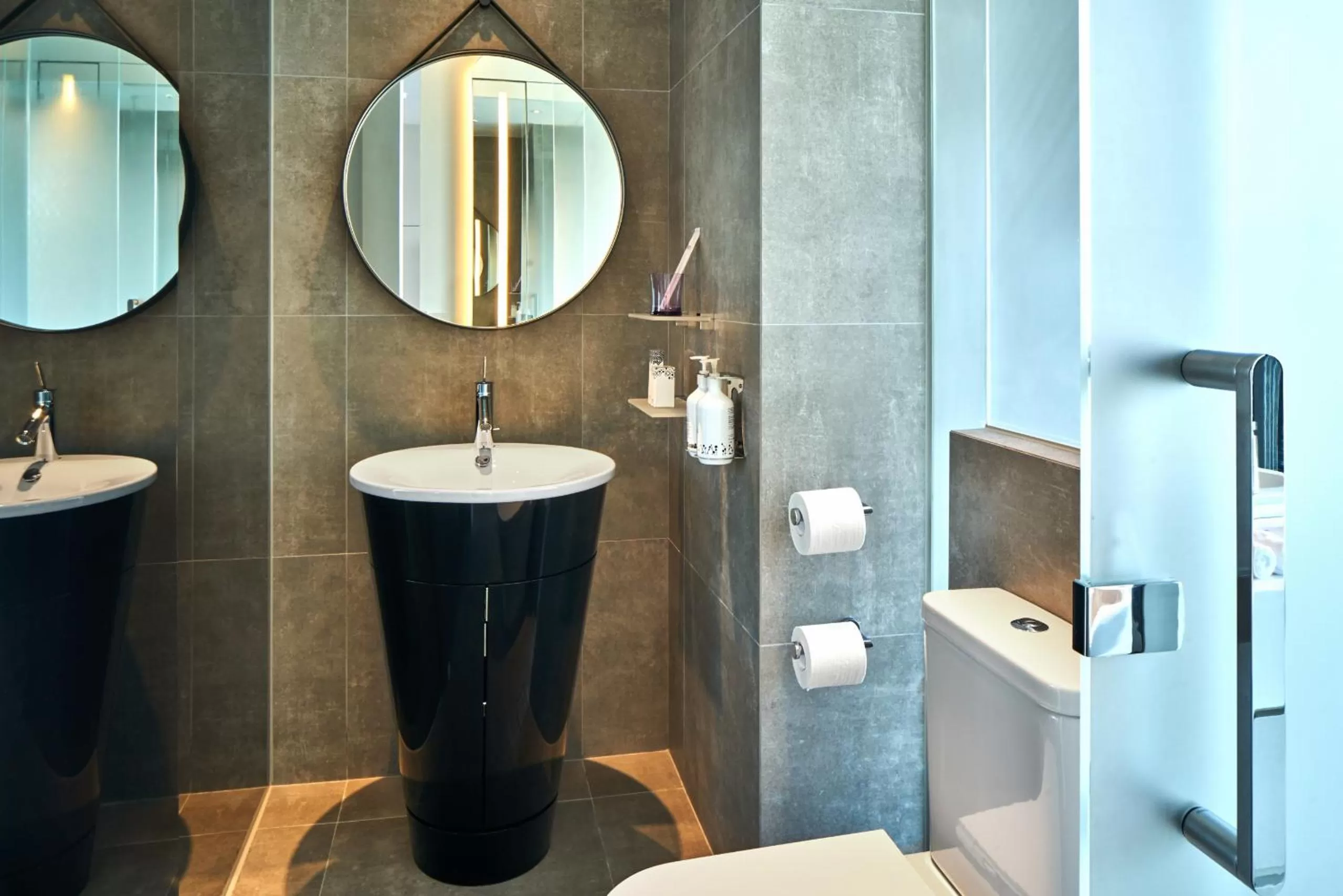 Toilet in YOTEL Singapore Orchard Road