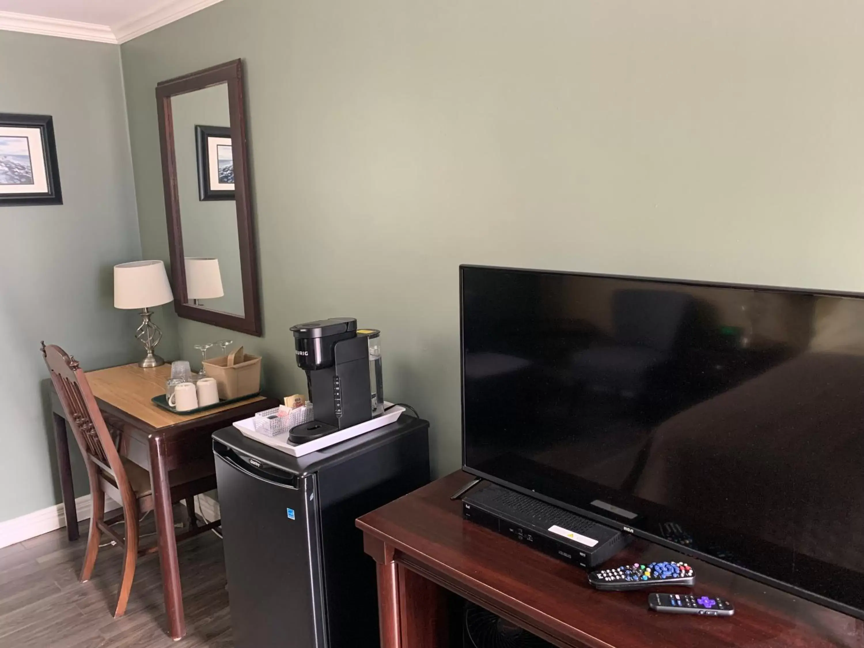 TV/Entertainment Center in Legges Motel & Restaurant