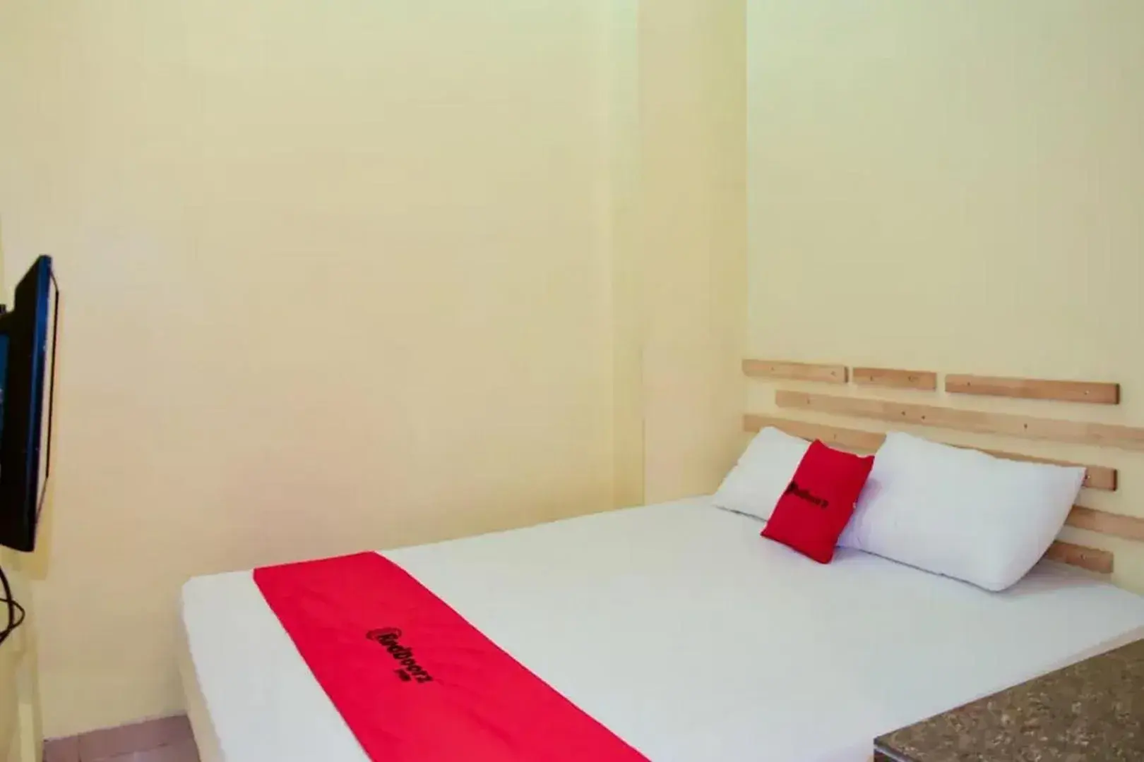 Bedroom, Bed in RedDoorz near Mangga Dua Square