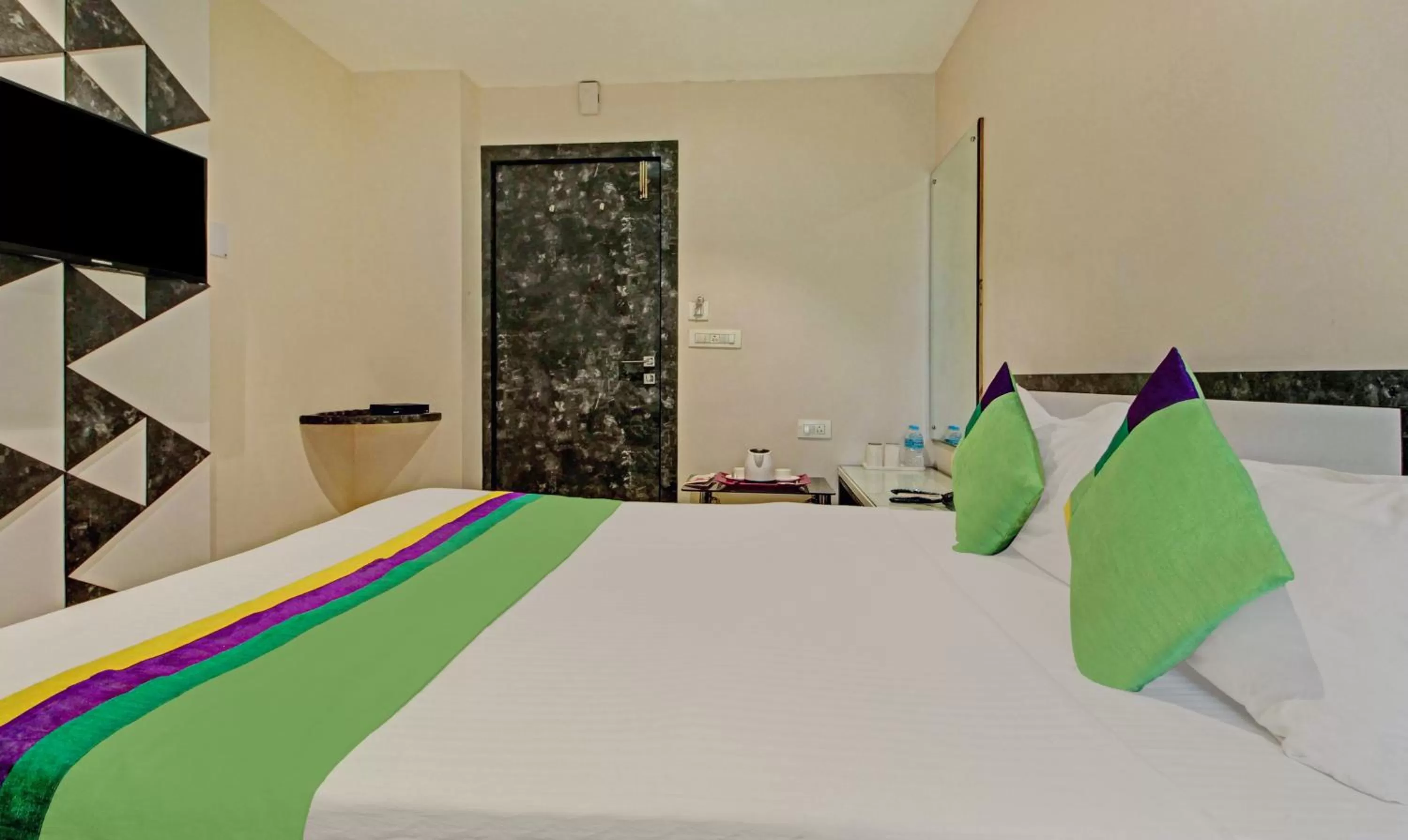 Bed in Treebo Glassotel Near Ruby Hospital