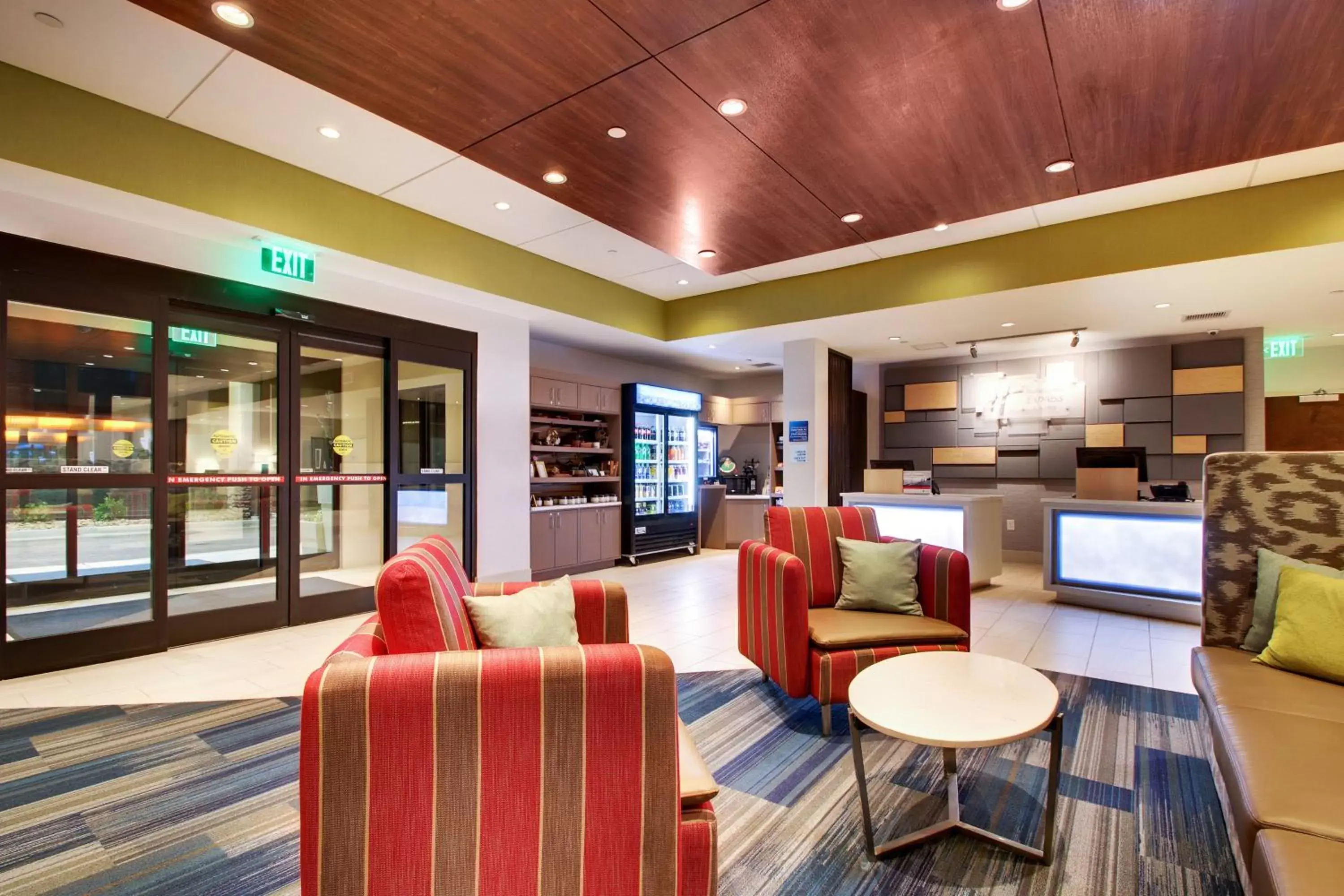 Property building, Lounge/Bar in Holiday Inn Express & Suites Helen, an IHG Hotel