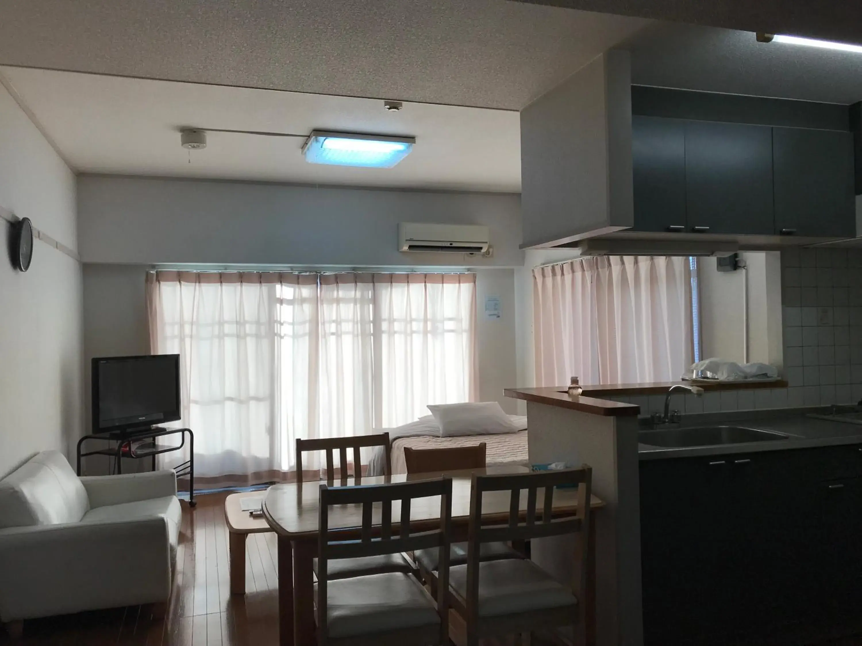 Dining area, TV/Entertainment Center in Weekly Harbourview Mansion Main Building