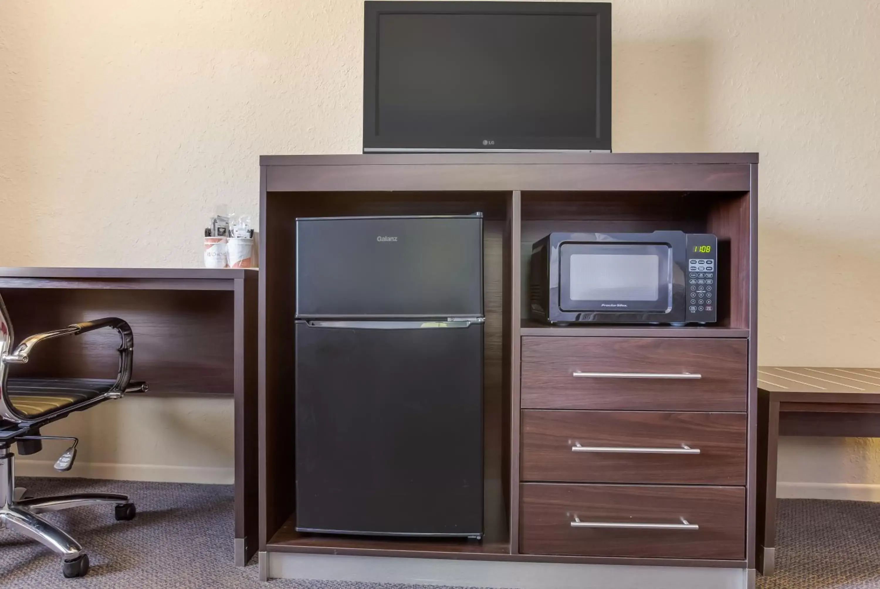 TV/Entertainment Center in Econo Lodge