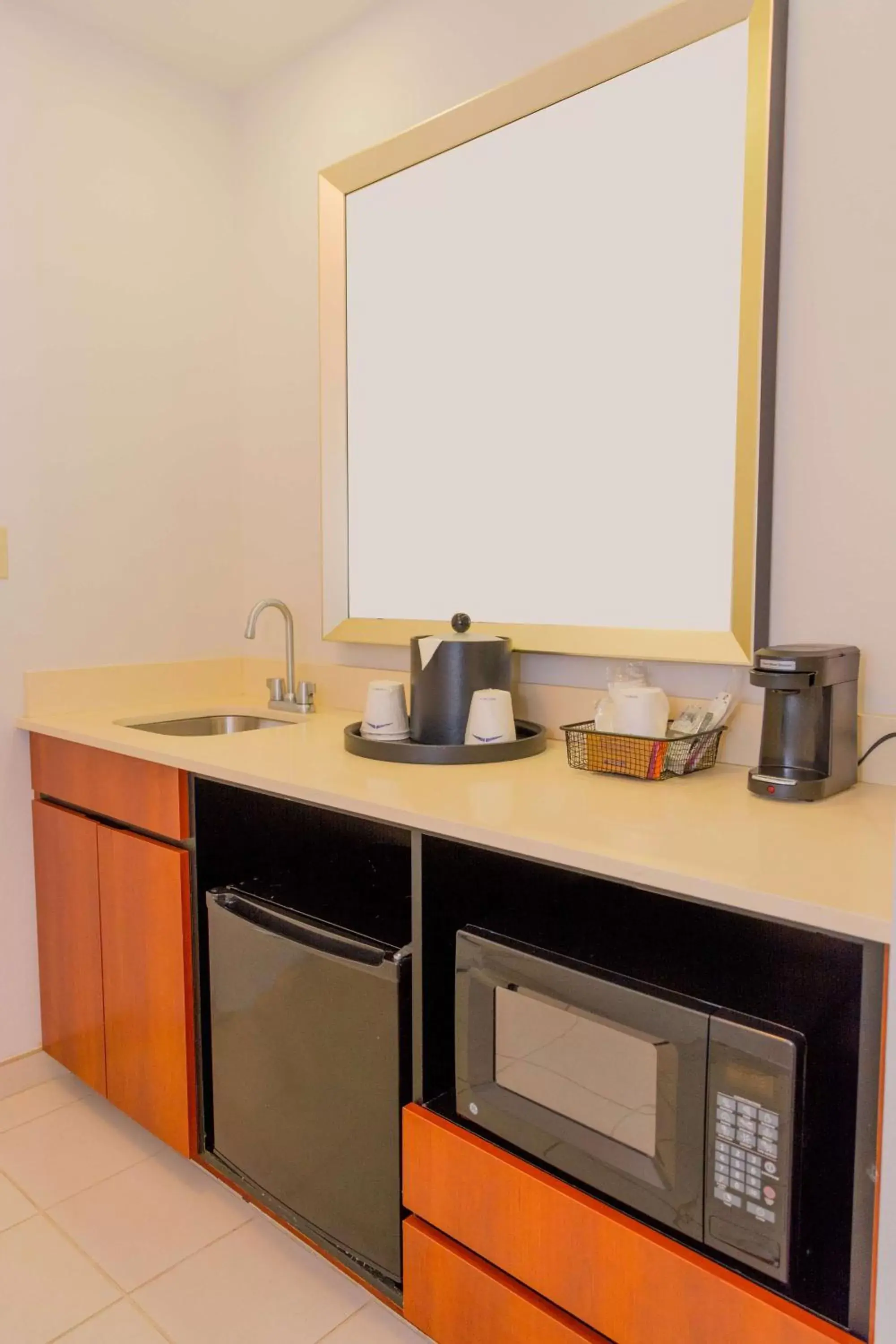 Bed, Kitchen/Kitchenette in Hampton Inn & Suites Riverside/Corona East