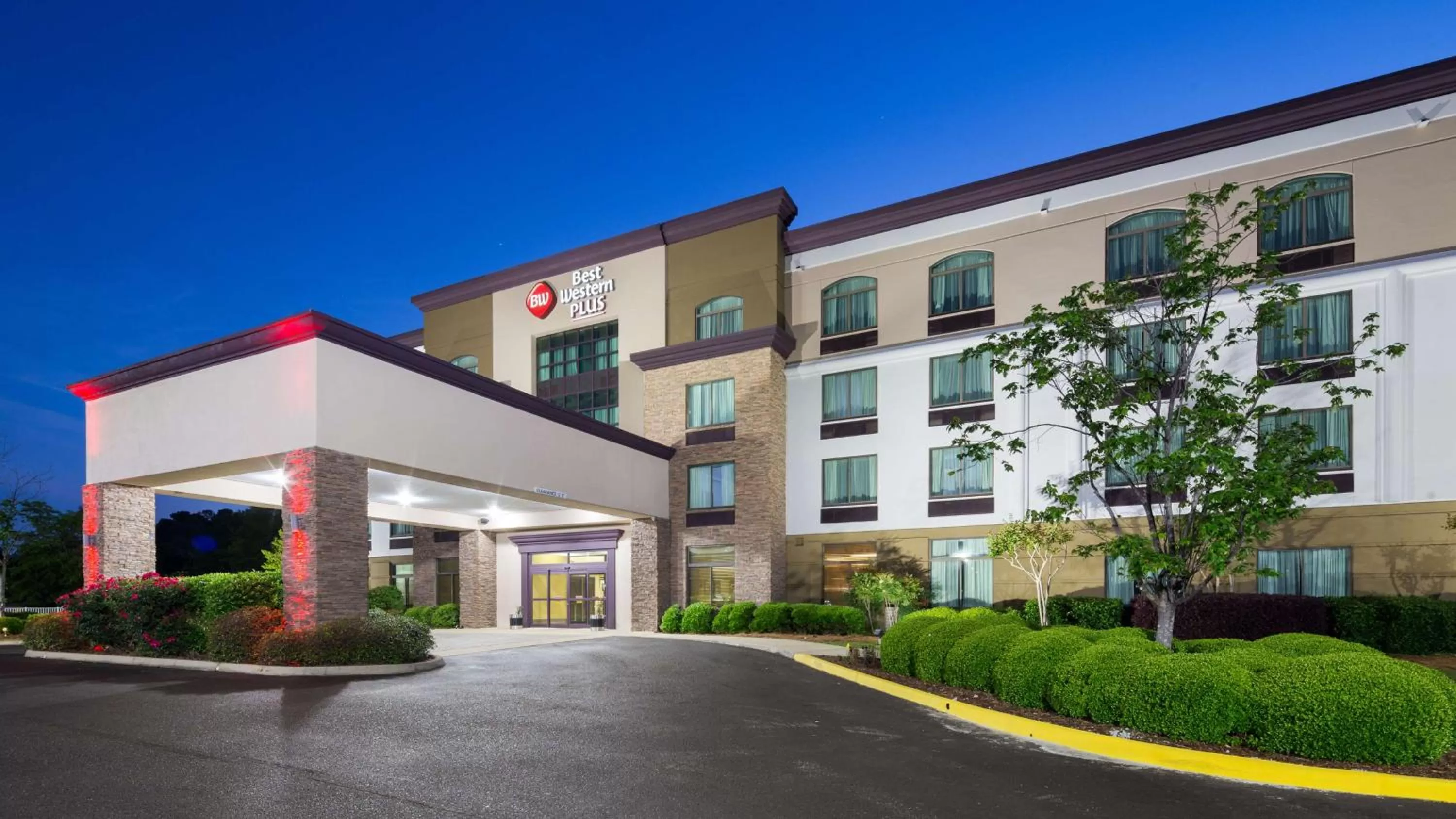 Property building in Best Western Plus Birmingham Inn & Suites