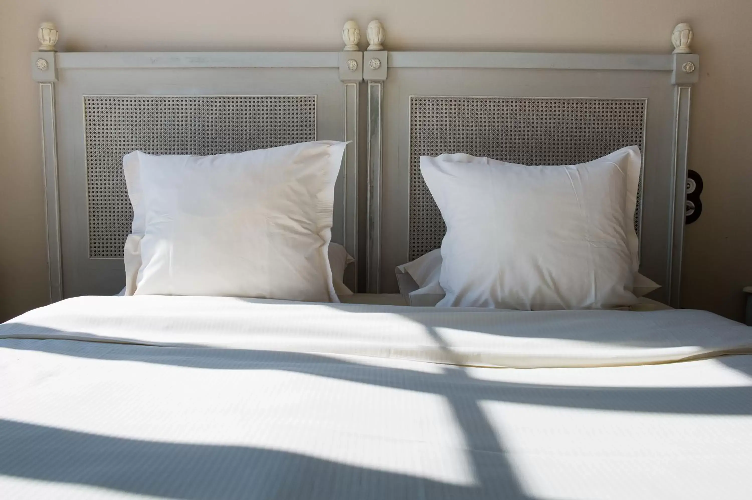 Bedroom, Bed in Hostellerie du Coq d'Or