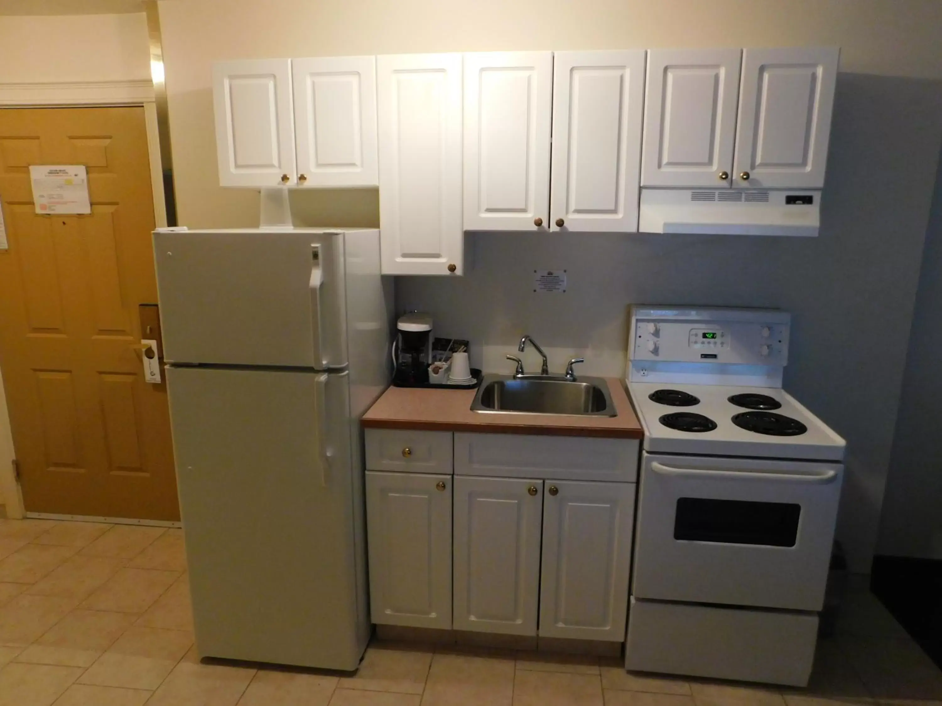 Kitchen or kitchenette, Kitchen/Kitchenette in Western Budget Motel Leduc #3