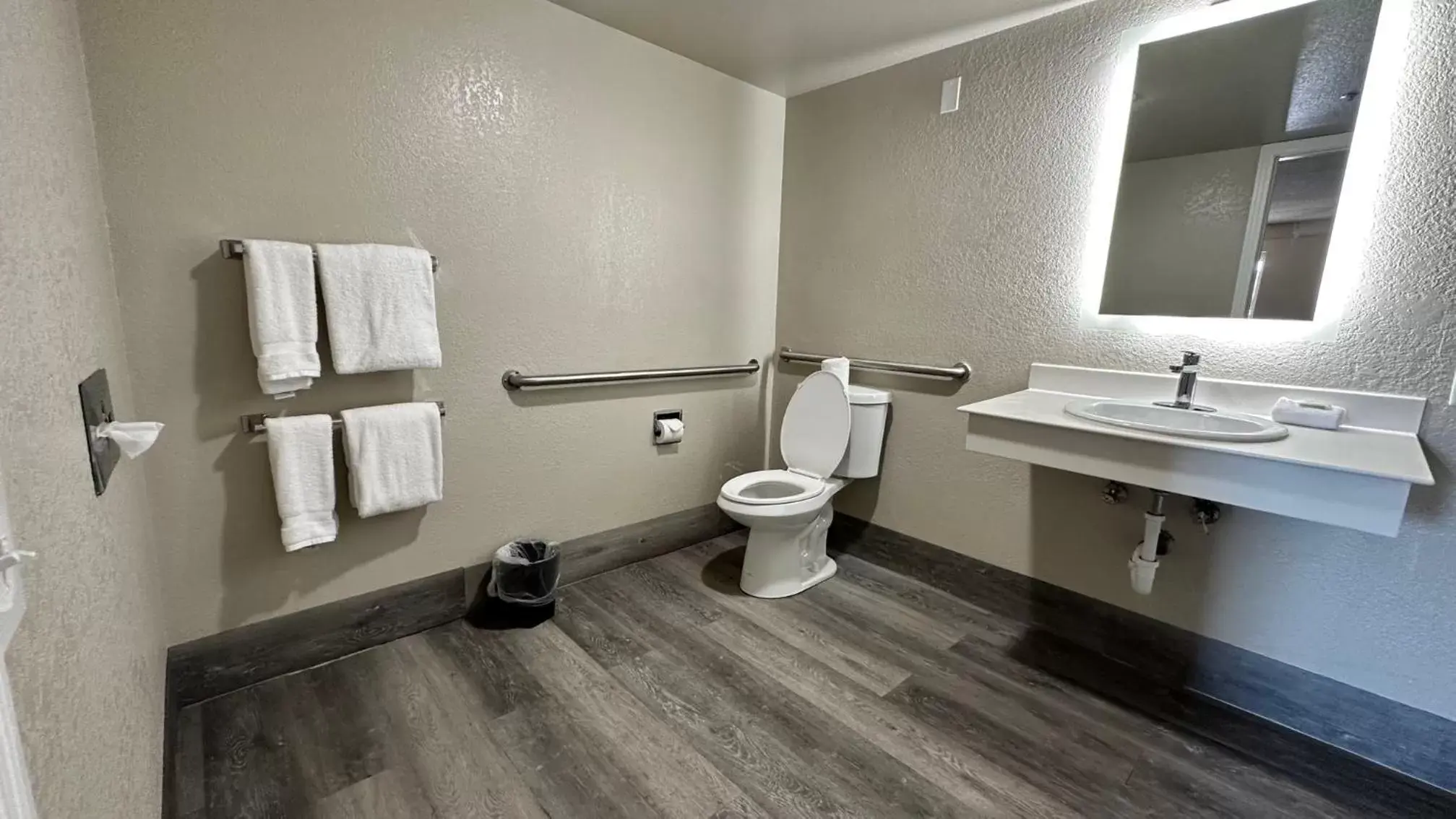 Bathroom in La Quinta Inn by Wyndham San Diego Vista