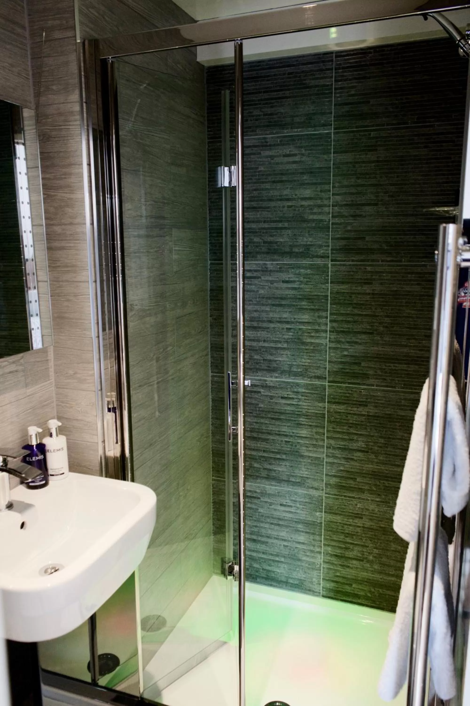 Shower in Cartref Guest House