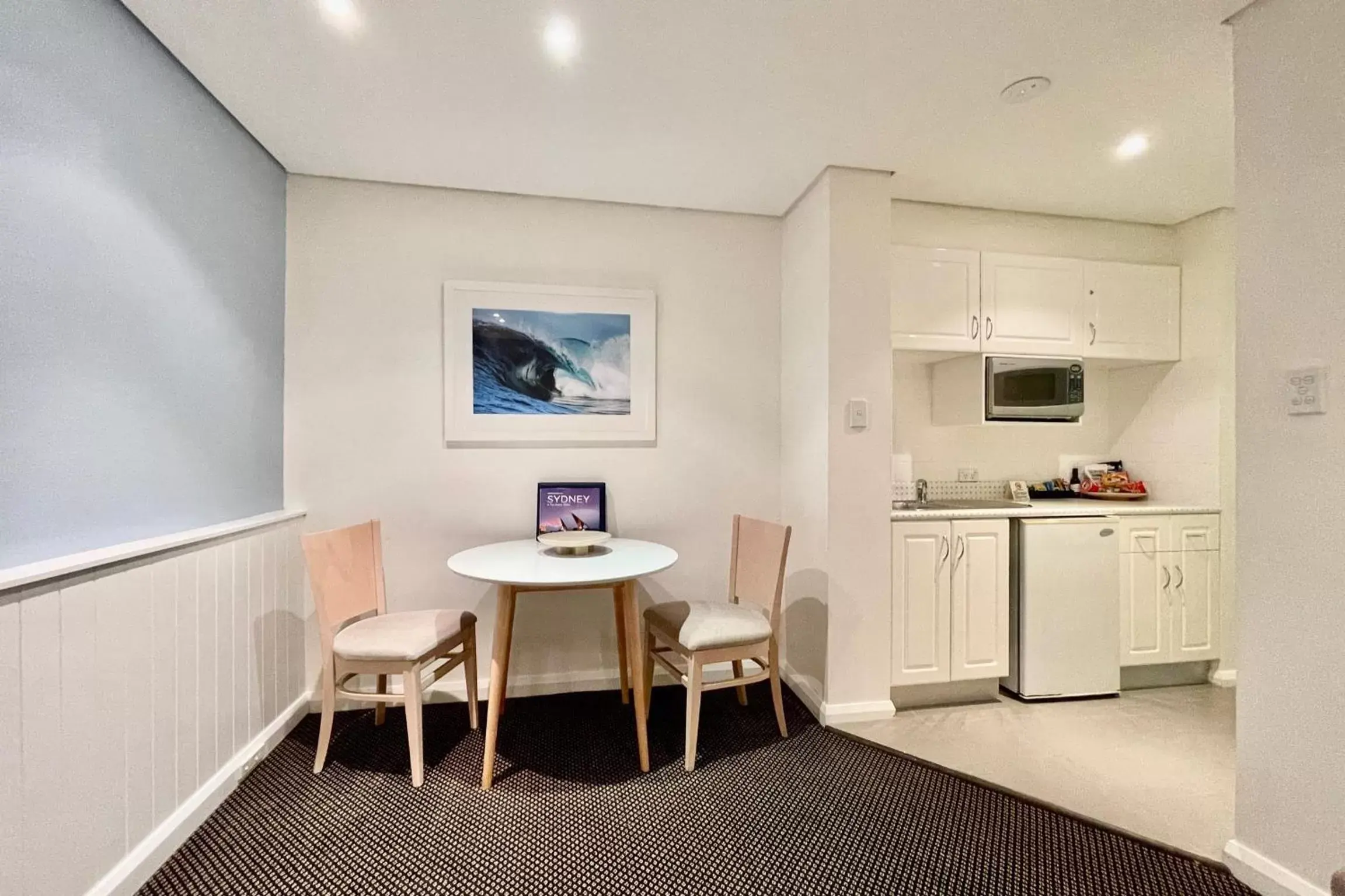 Dining area, Kitchen/Kitchenette in Coogee Sands Hotel & Apartments