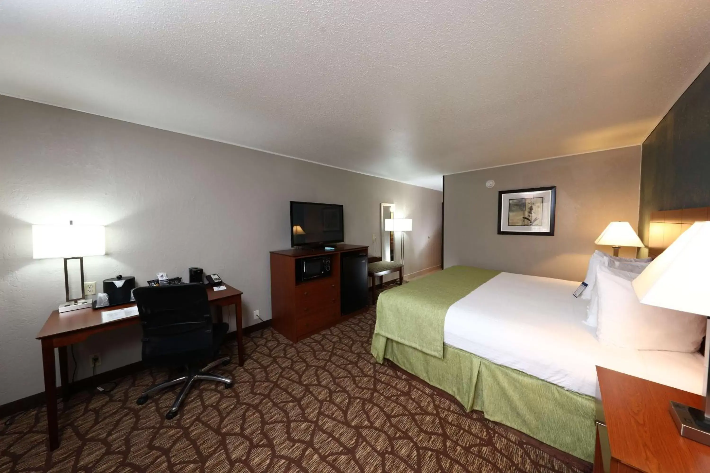 Photo of the whole room, Bed in Best Western Hospitality Hotel & Suites